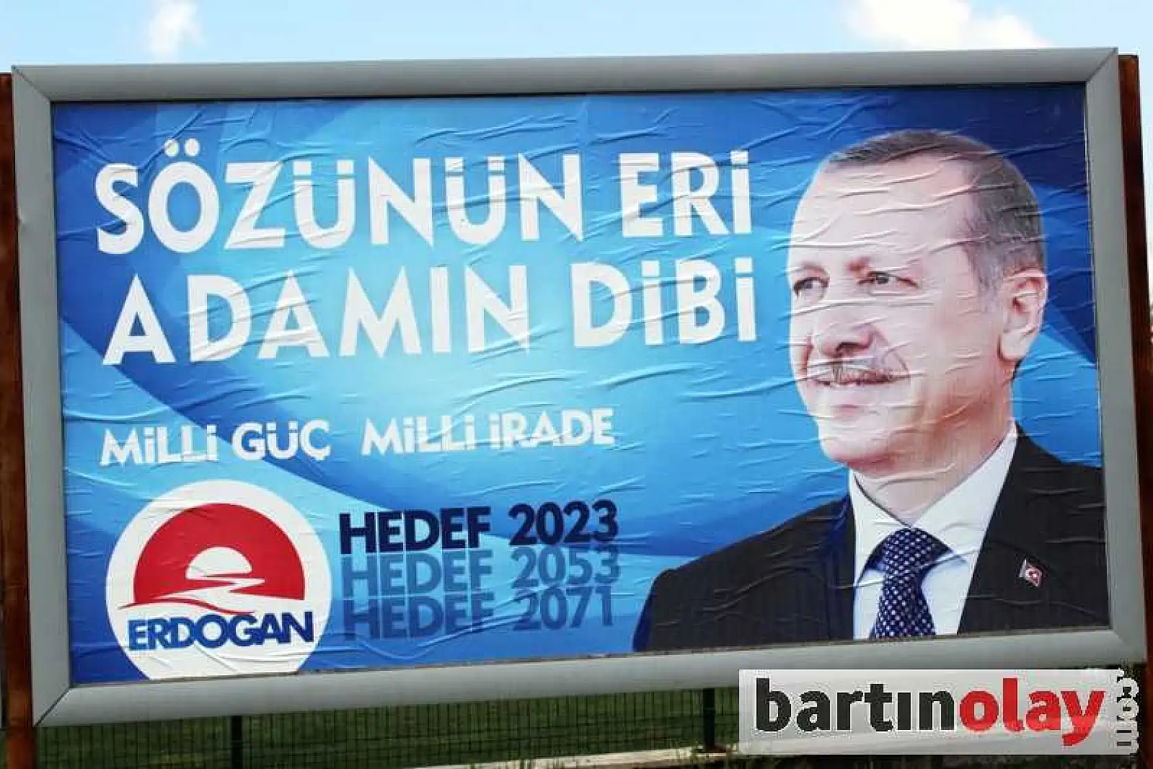 BAŞBAKAN SEVGİSİ BİLLBOARD KİRALATTI