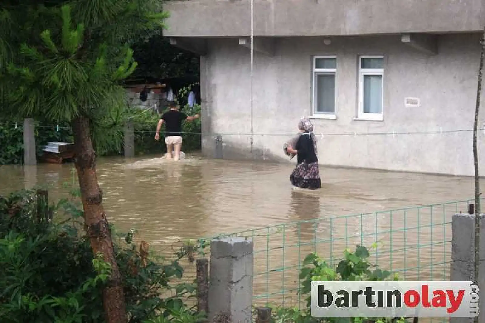 BARTIN'DA EV VE İŞYERLERİ SU ALTINDA KALDI