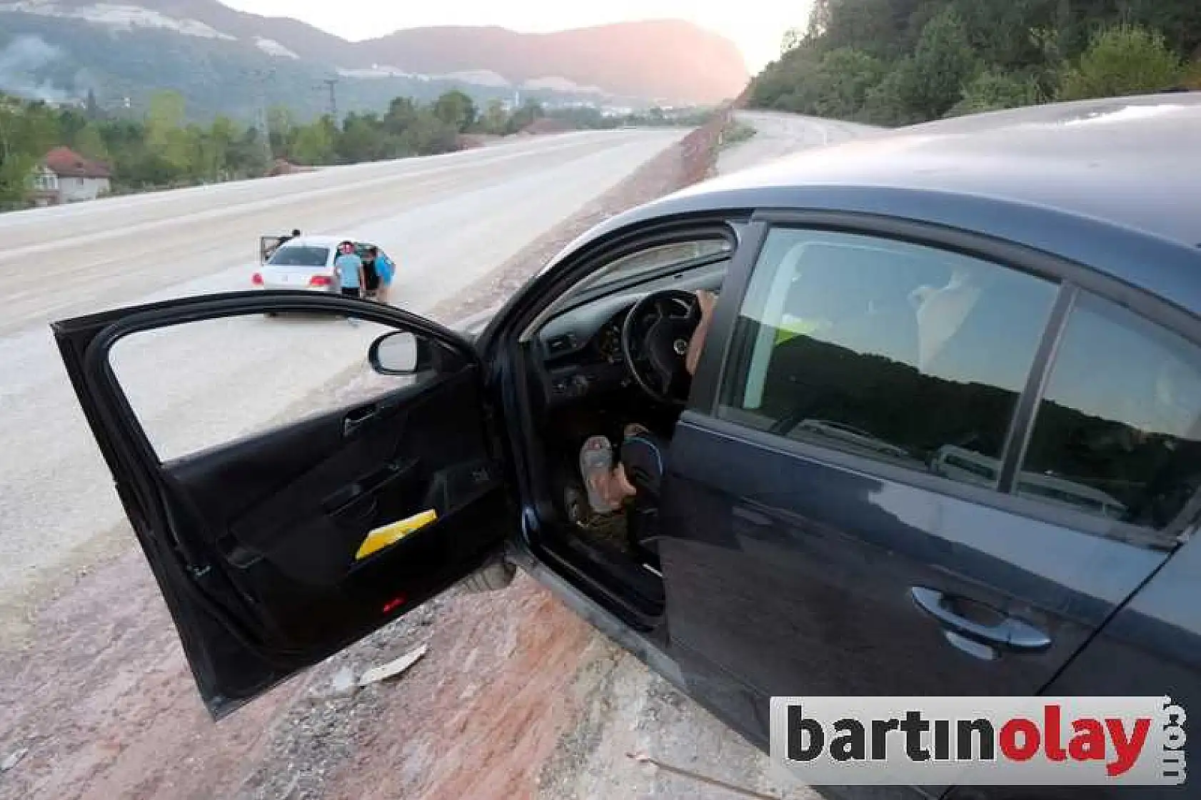 OTOMOBİL BÖYLE ASILI KALDI