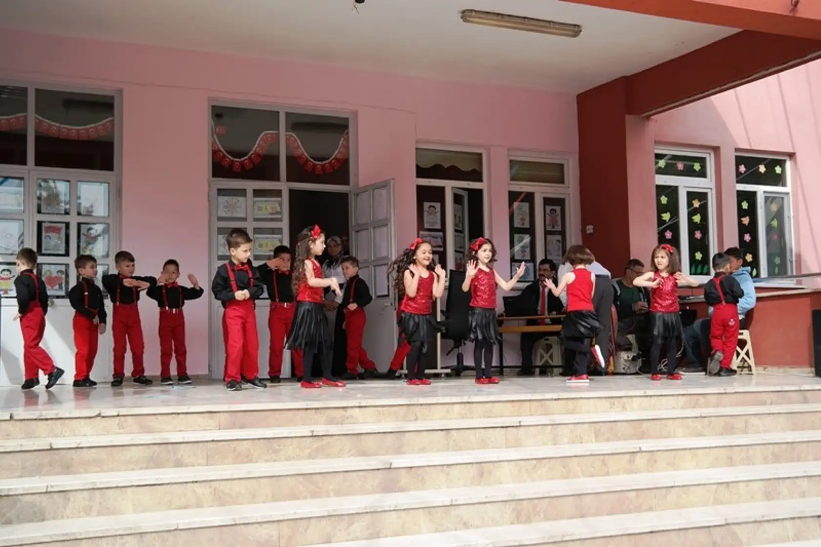 Ahmetler İlkokulunda 23 Nisan coşkusu