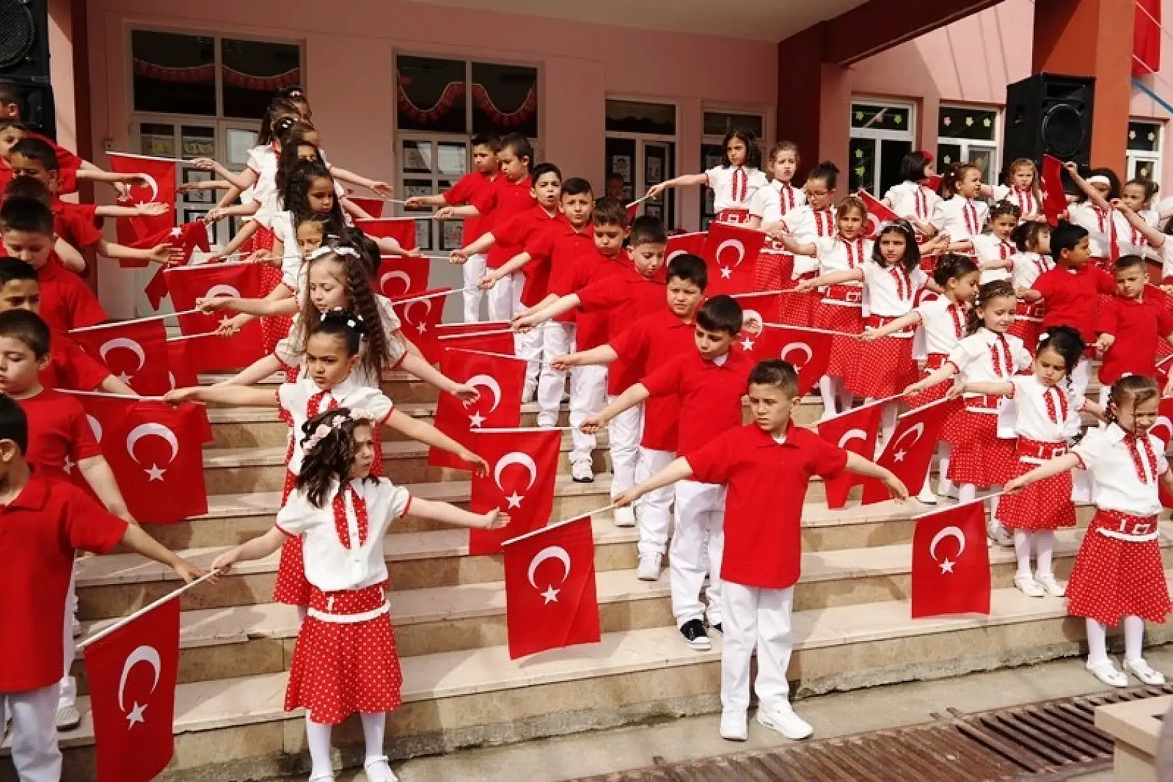 Ahmetler İlkokulunda 23 Nisan coşkusu