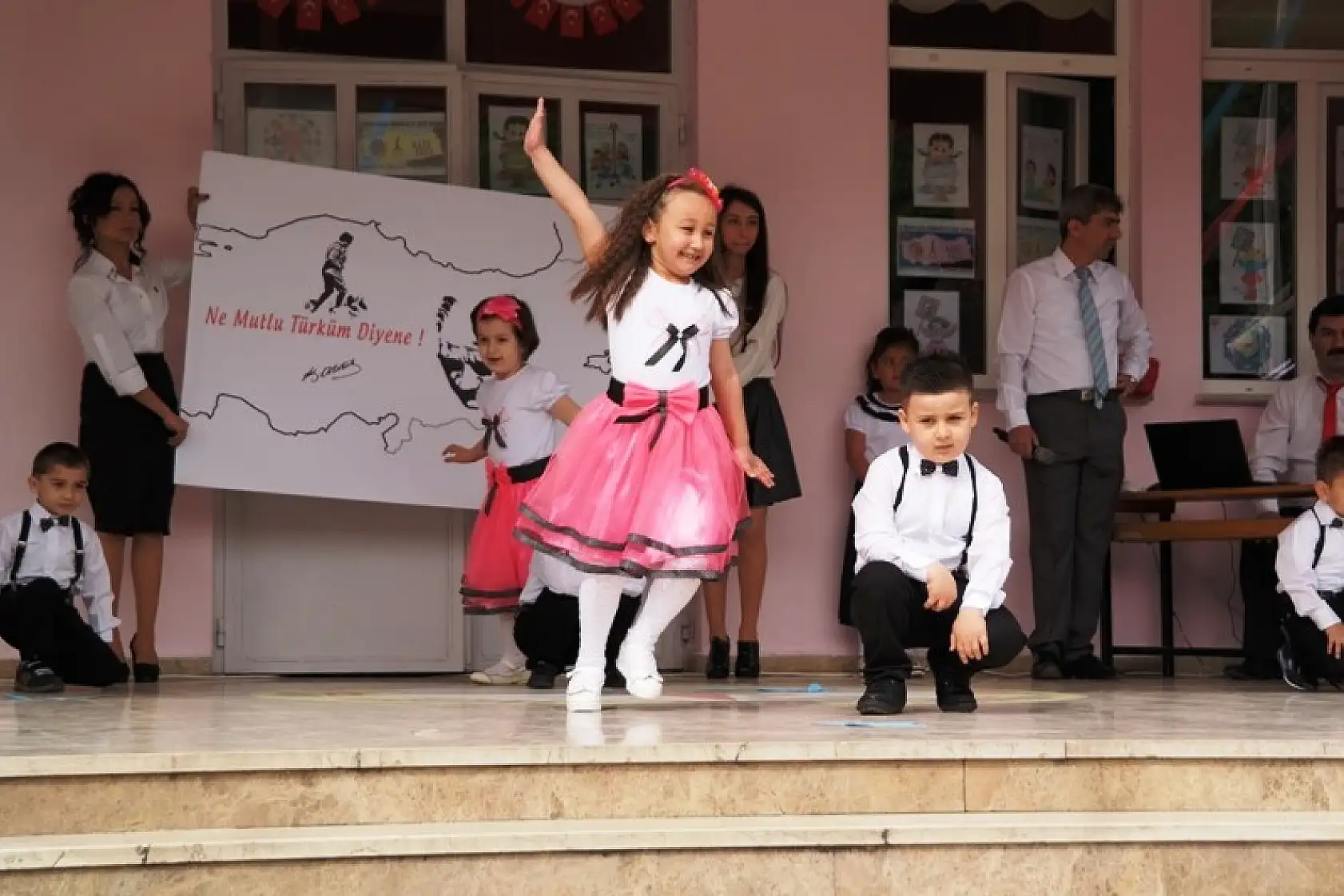 Ahmetler İlkokulunda 23 Nisan coşkusu