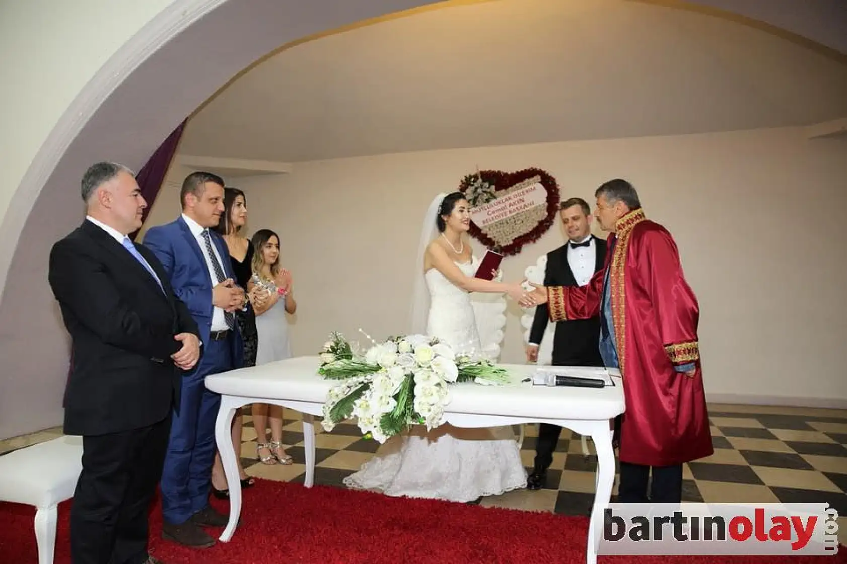 Başkan çiftlere mutluluklar diledi