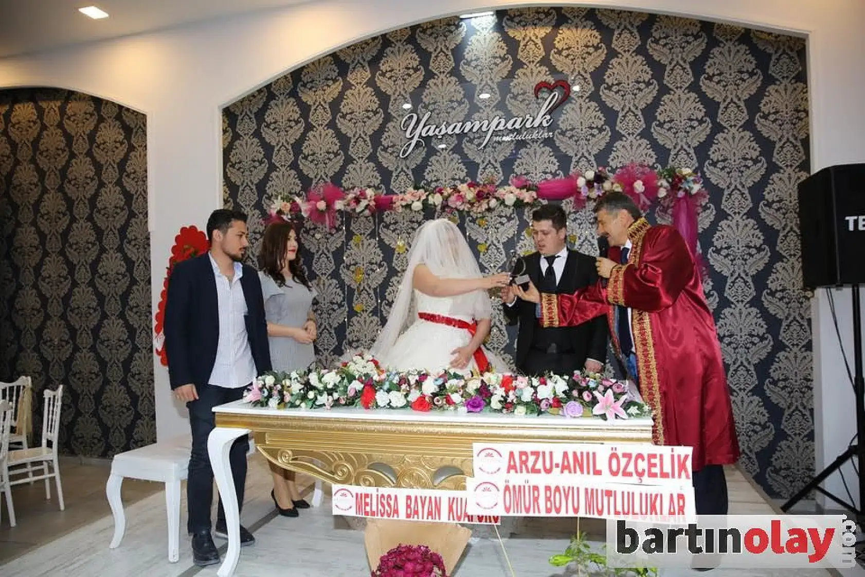 Başkan çiftlere mutluluklar diledi