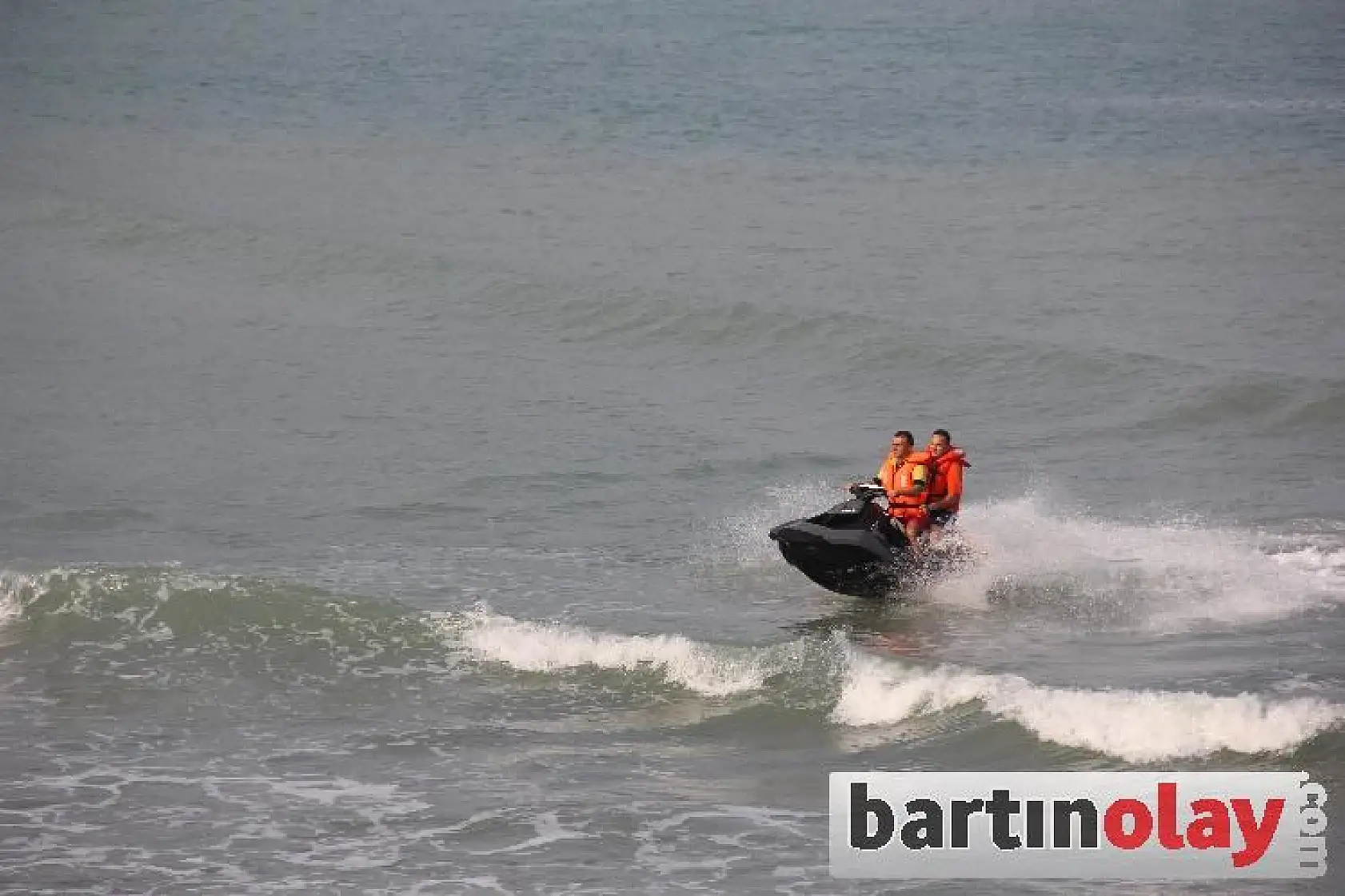 Koyda mahsur kalan 14 kişi kurtarıldı