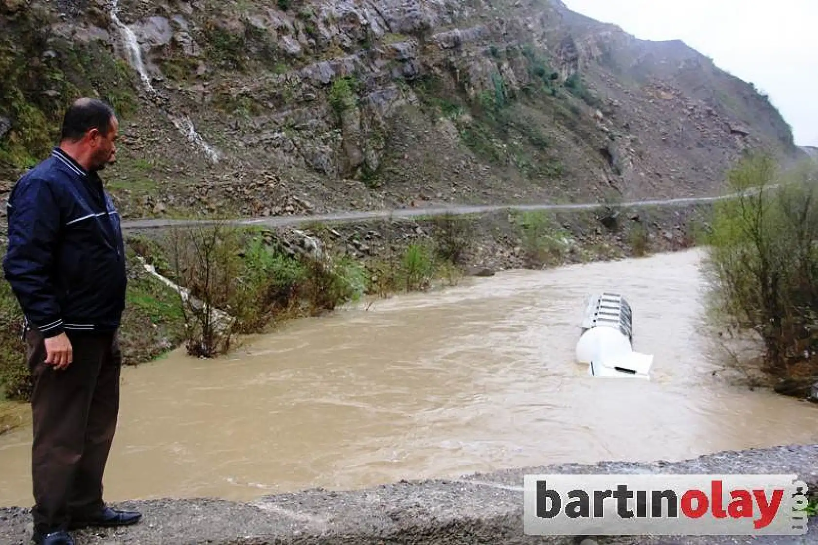 Köprüden Uçan Tanker Sulara Gömüldü