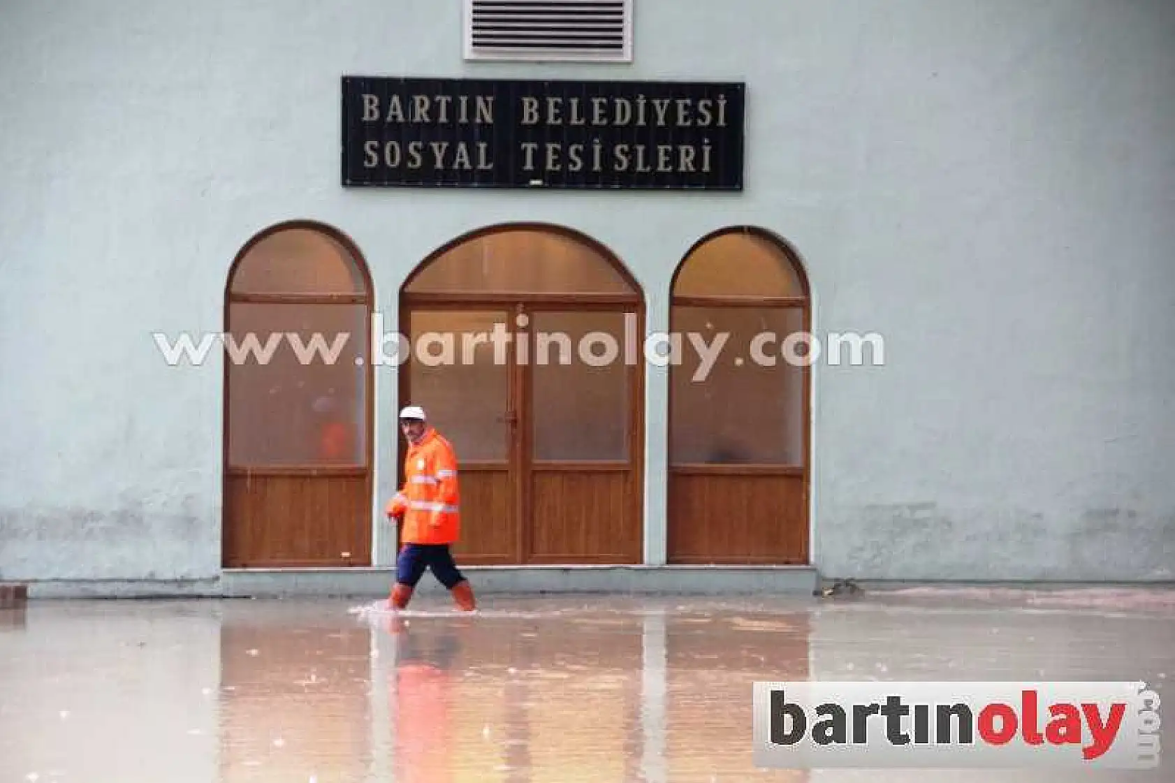 BARTIN GÖK GÜRÜLTÜLÜ SAĞANAK YAĞMURLA UYANDI