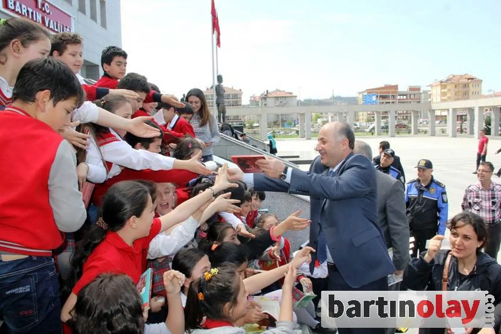 Valilik Bahçesinde kitap okudular