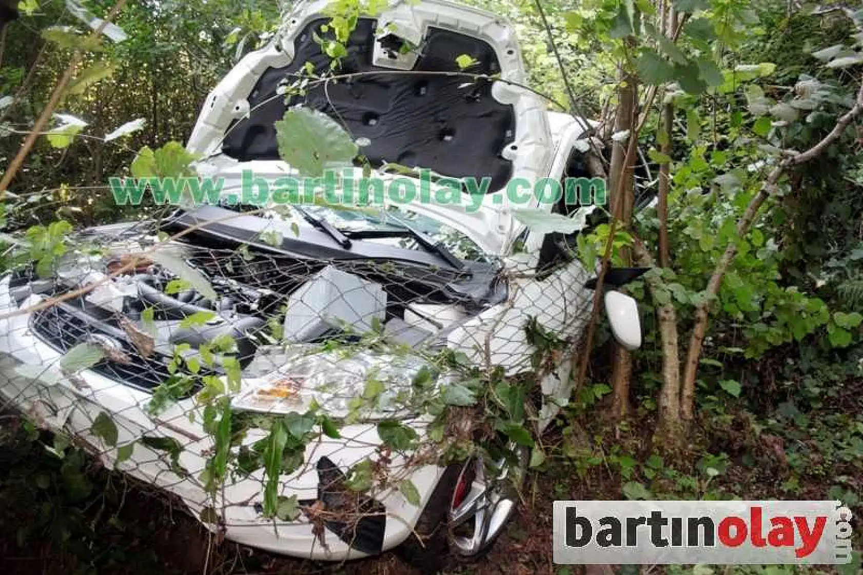 UÇURUMA YUVARLANAN OTOMOBİLİ TEL ÖRGÜLER ENGELLEDİ