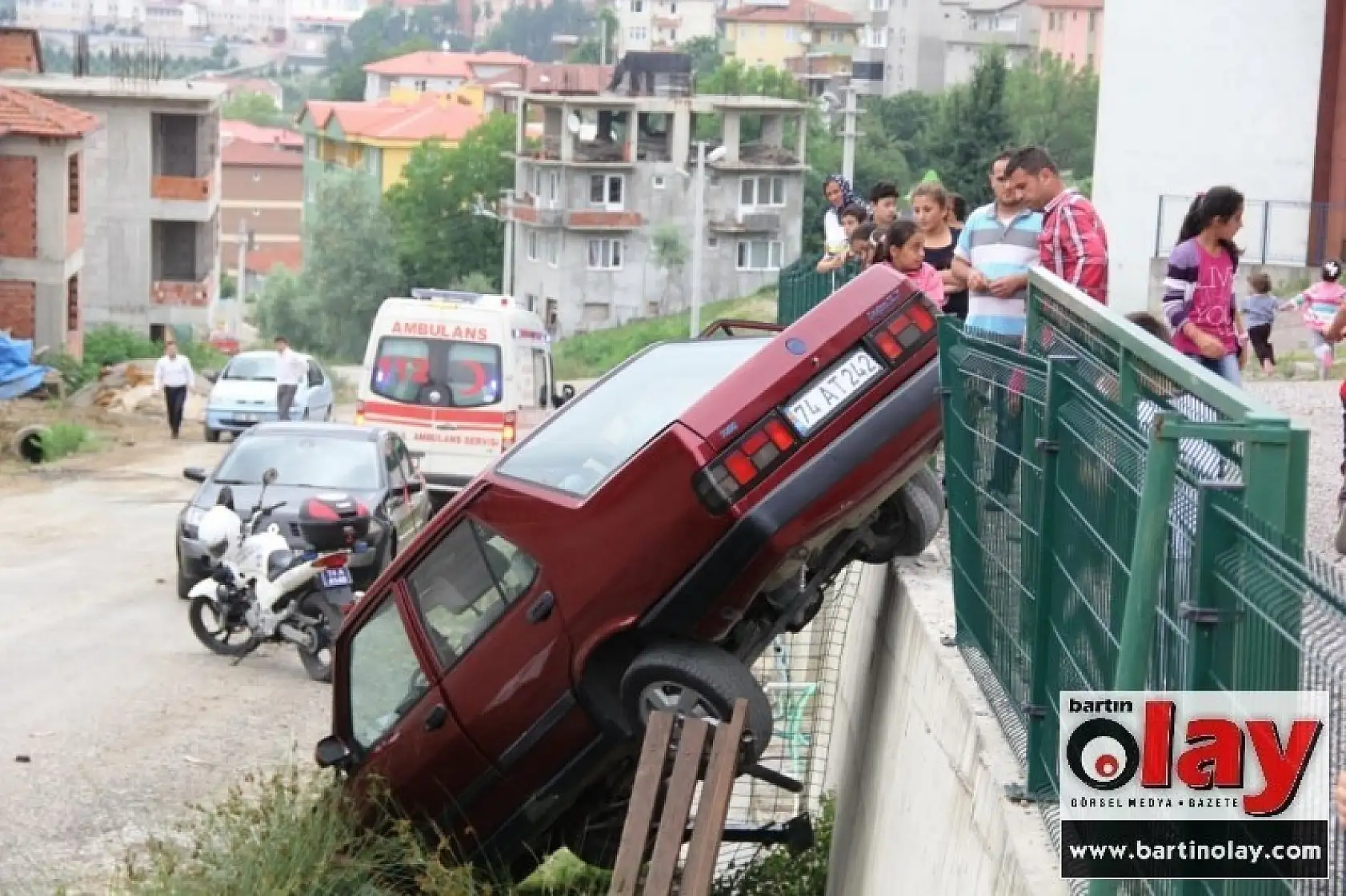 Otomobil Alt Yola Uçtu