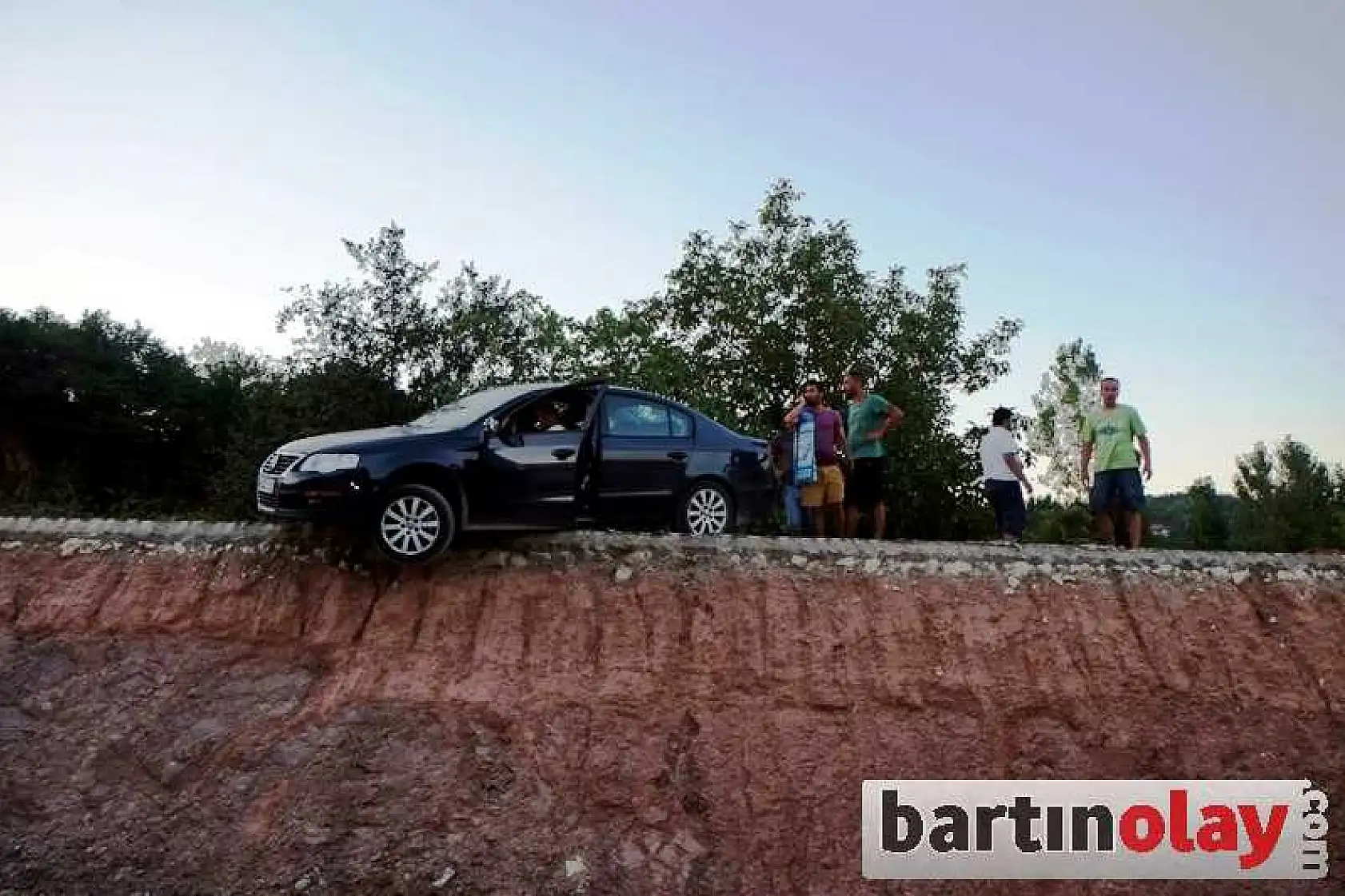 OTOMOBİL BÖYLE ASILI KALDI