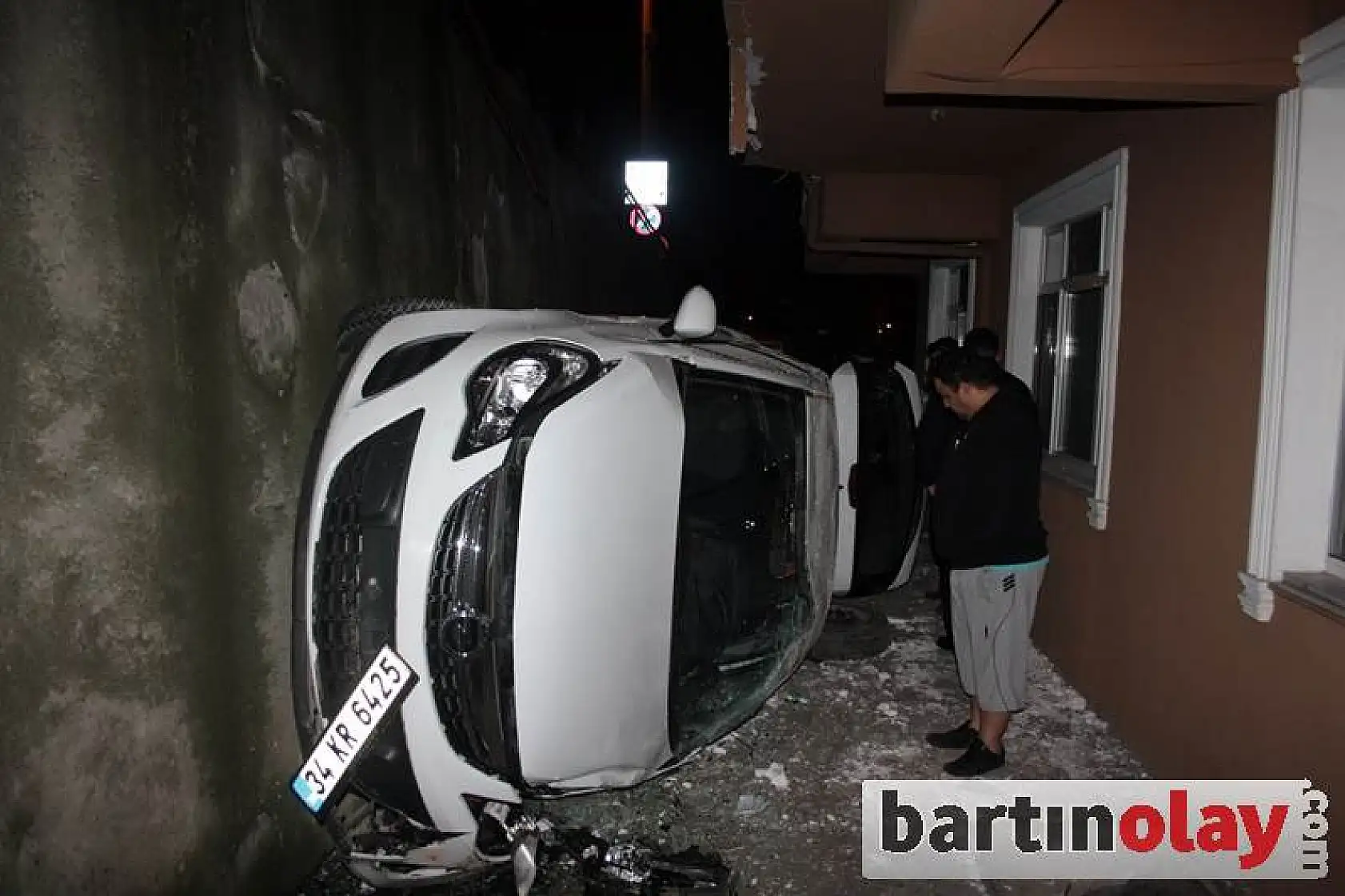 Otomobil Apartman boşluğuna uçtu