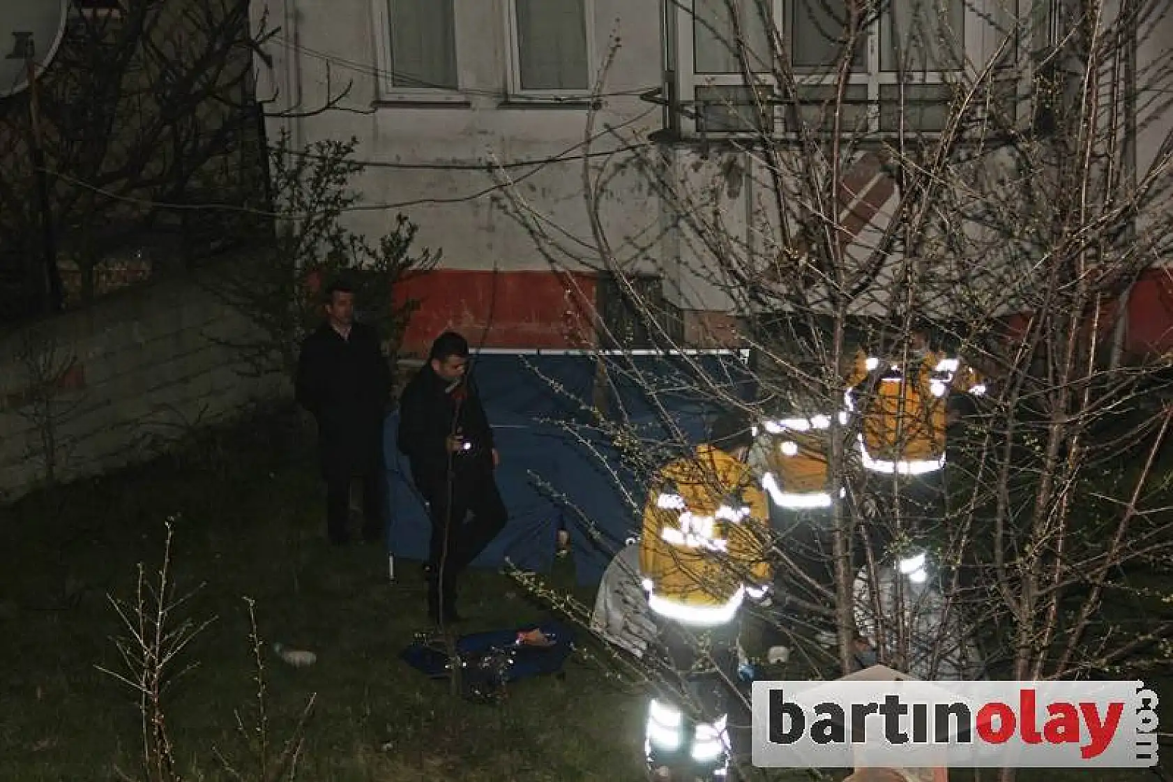 Yanarak 3. kattan ölüme atladı