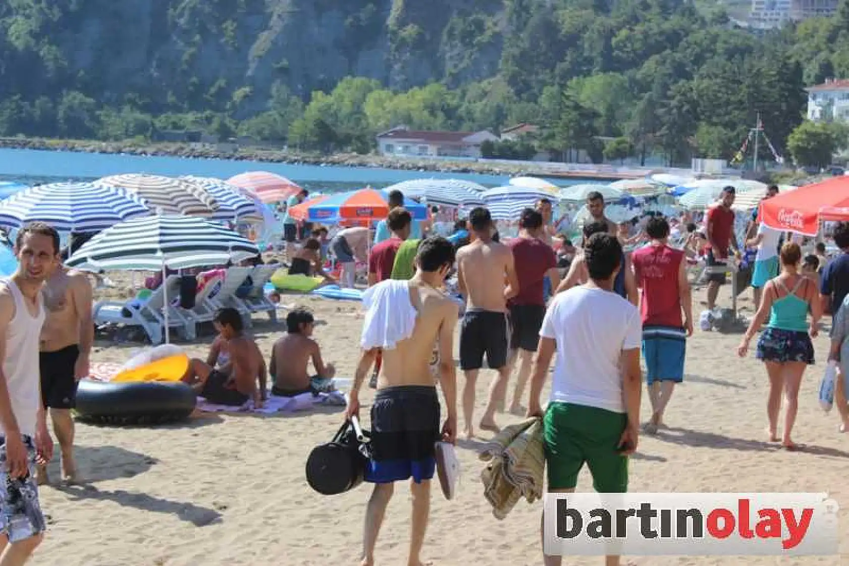 SAHİLLERDE TRAFİK FELÇ OLDU