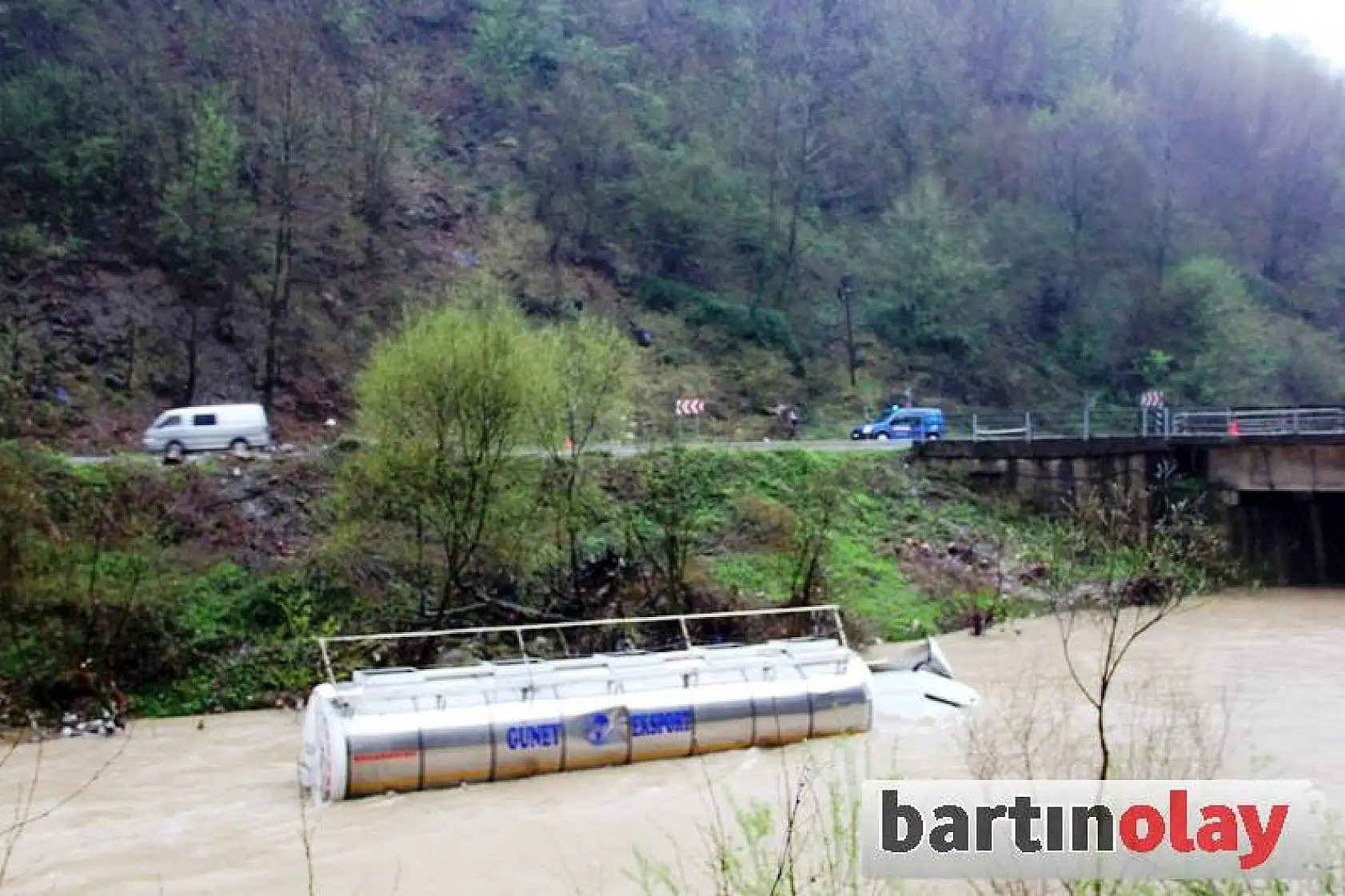 Köprüden Uçan Tanker Sulara Gömüldü