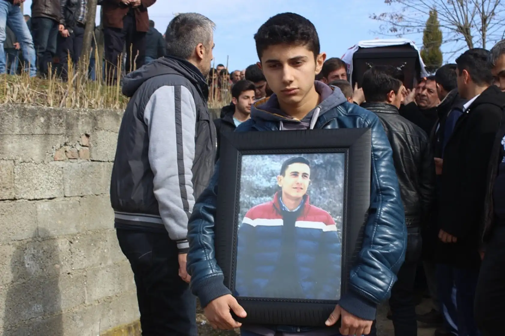 Havalı tüfekle vurulan genç dualarla defnedildi