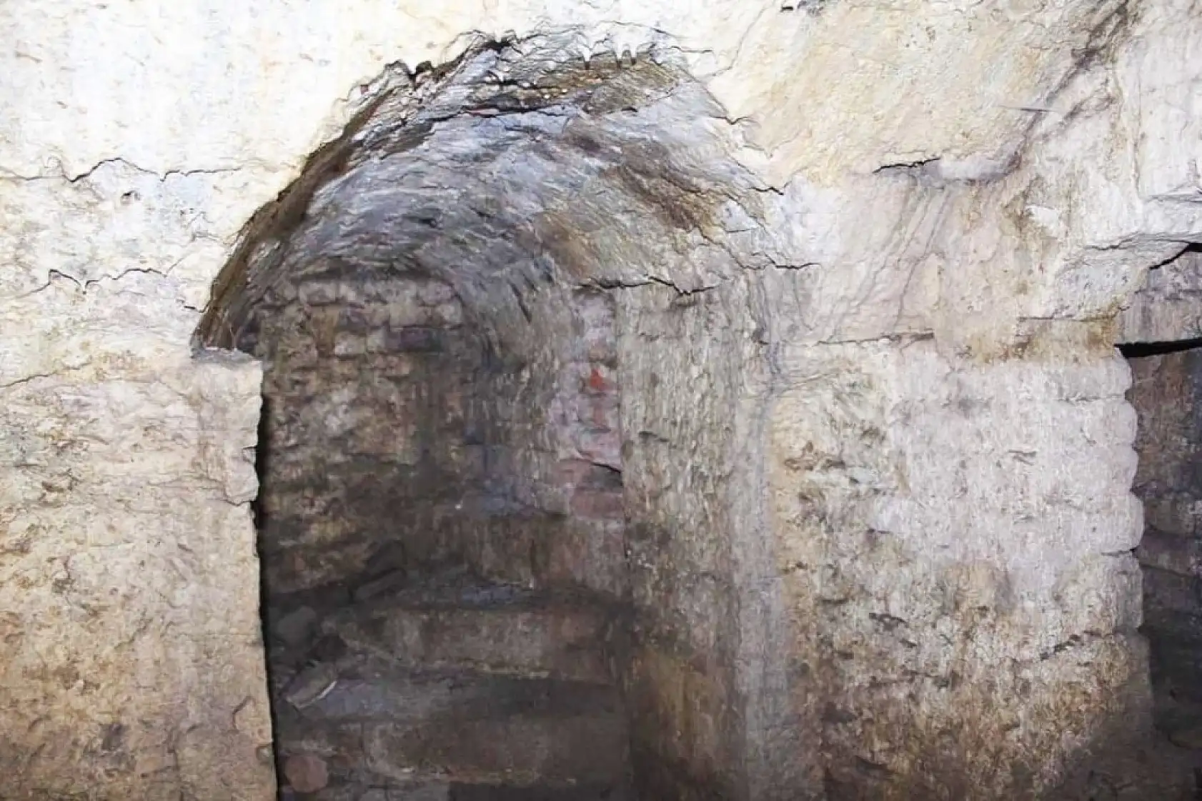 Tarihi mahzende kazı çalışmaları başlatıldı