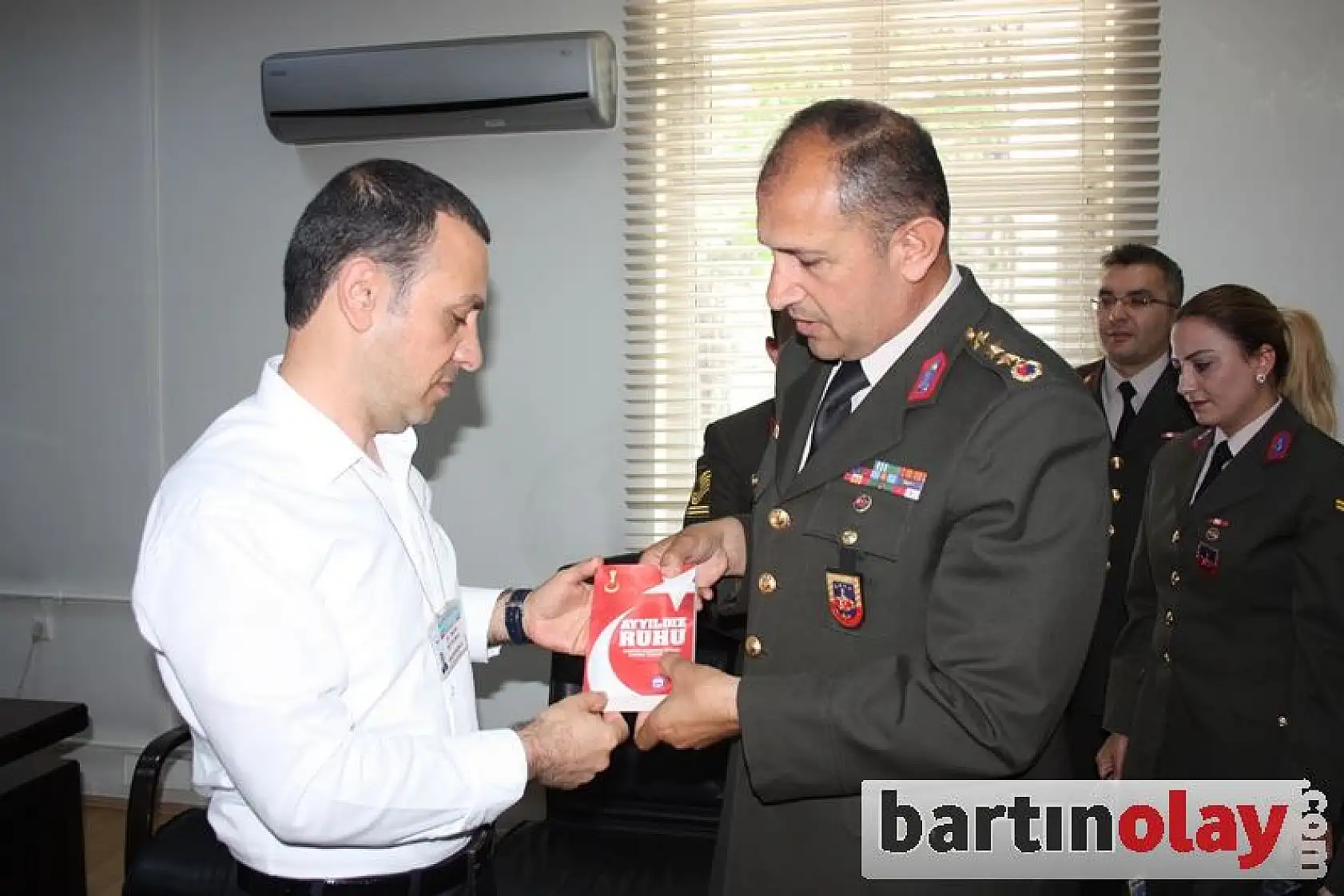 Jandarmadan Hastalara Karanfilli moral 