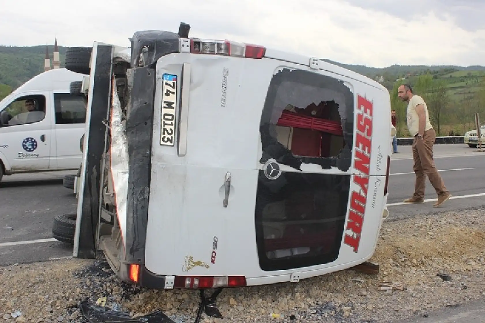 Minibüs ile otomobil çarpıştı, 7 yaralı