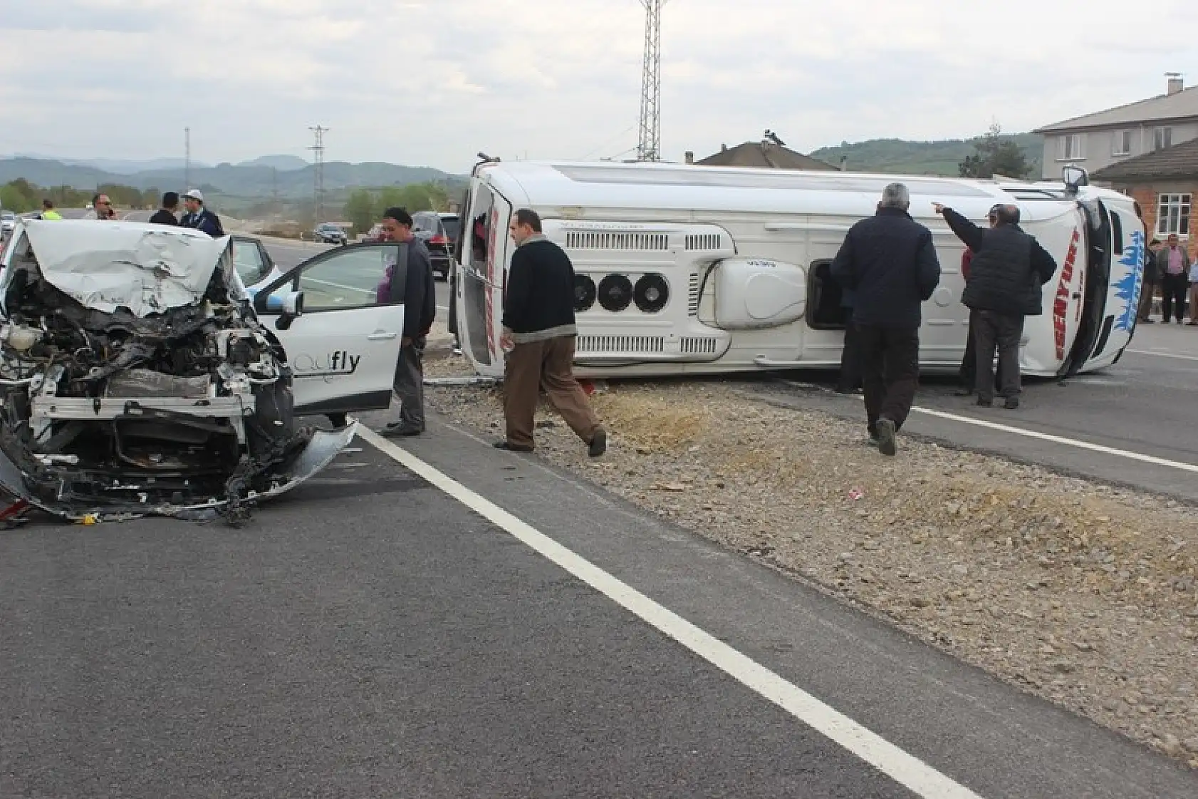 Minibüs ile otomobil çarpıştı, 7 yaralı