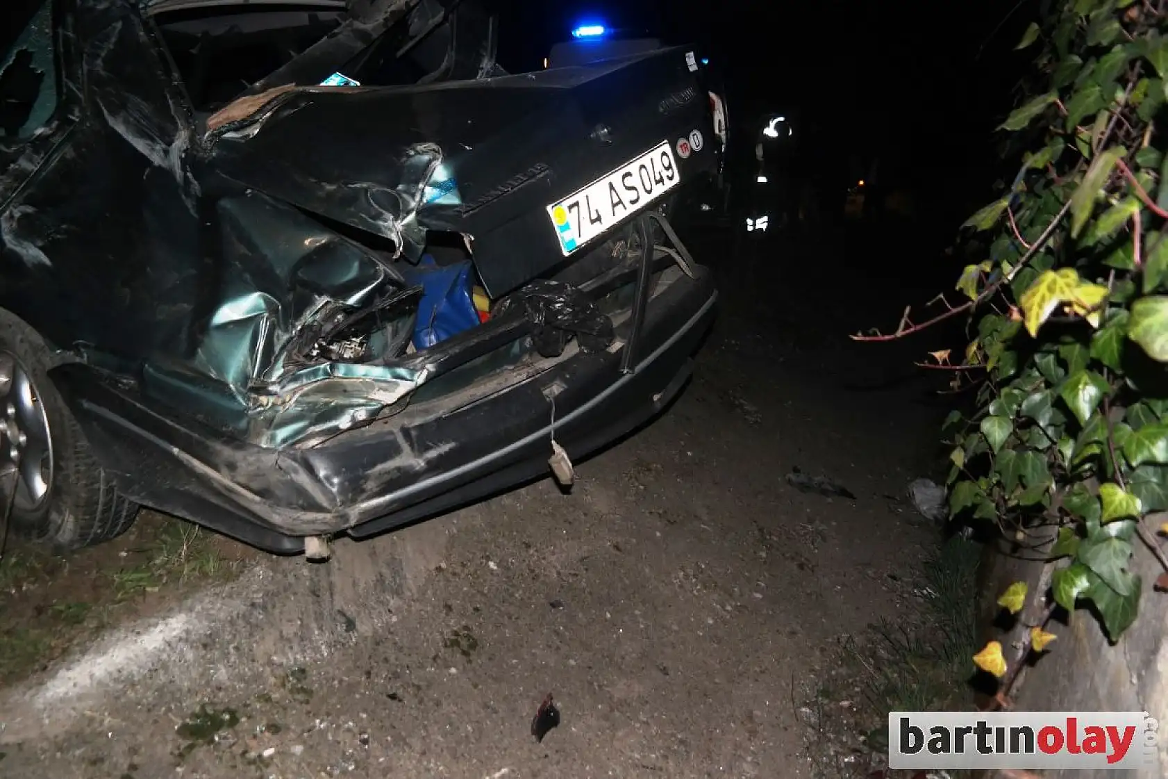 Otomobil duvara çarptı