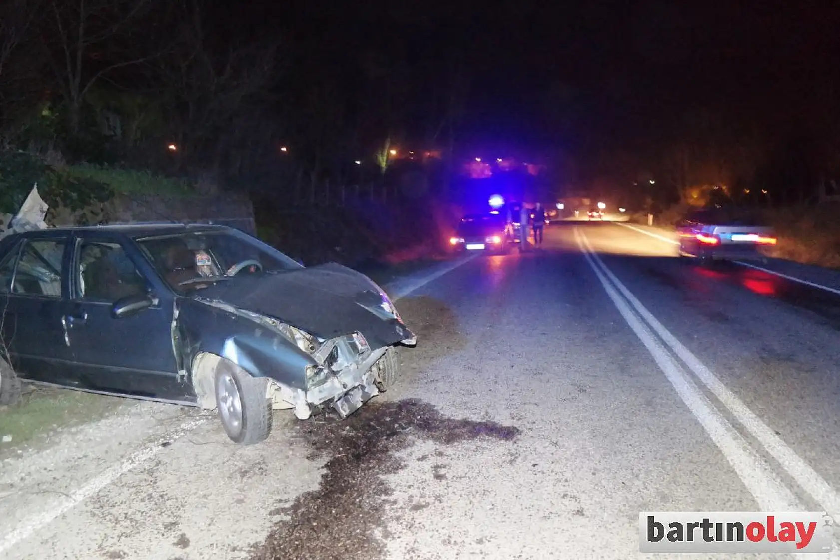 Otomobil duvara çarptı