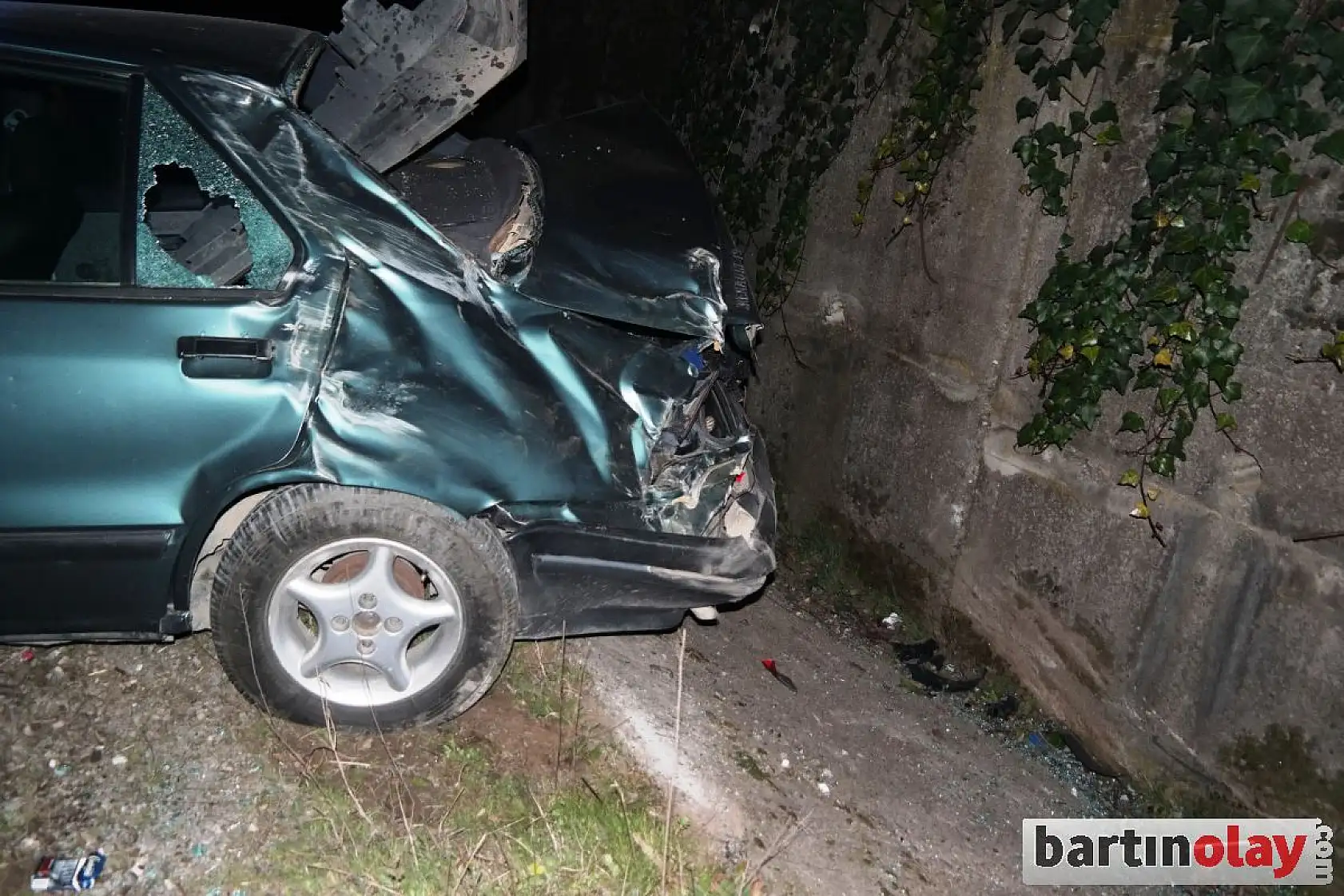 Otomobil duvara çarptı