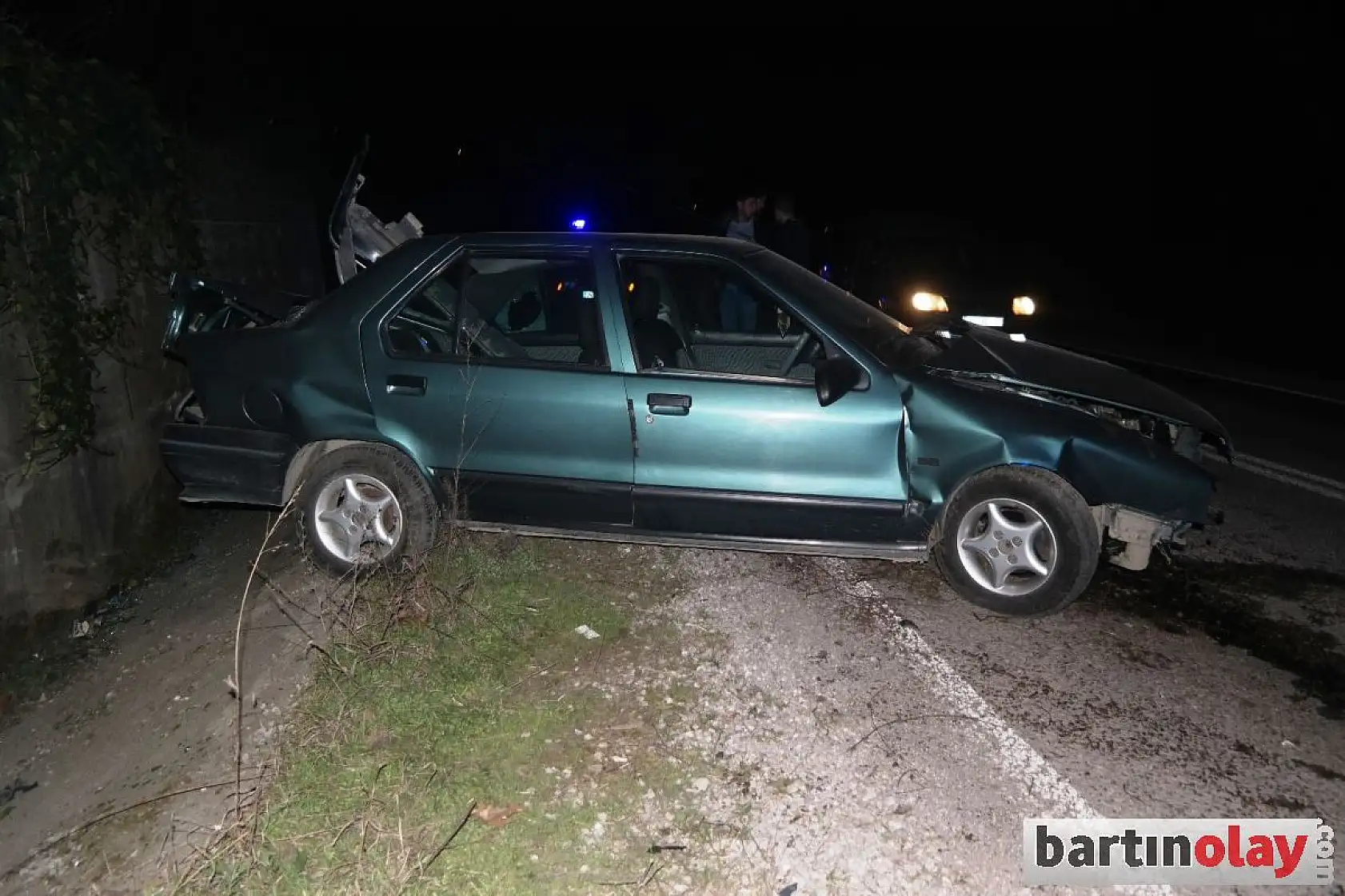 Otomobil duvara çarptı