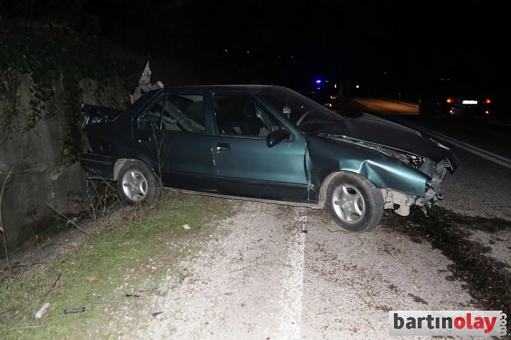 Otomobil duvara çarptı