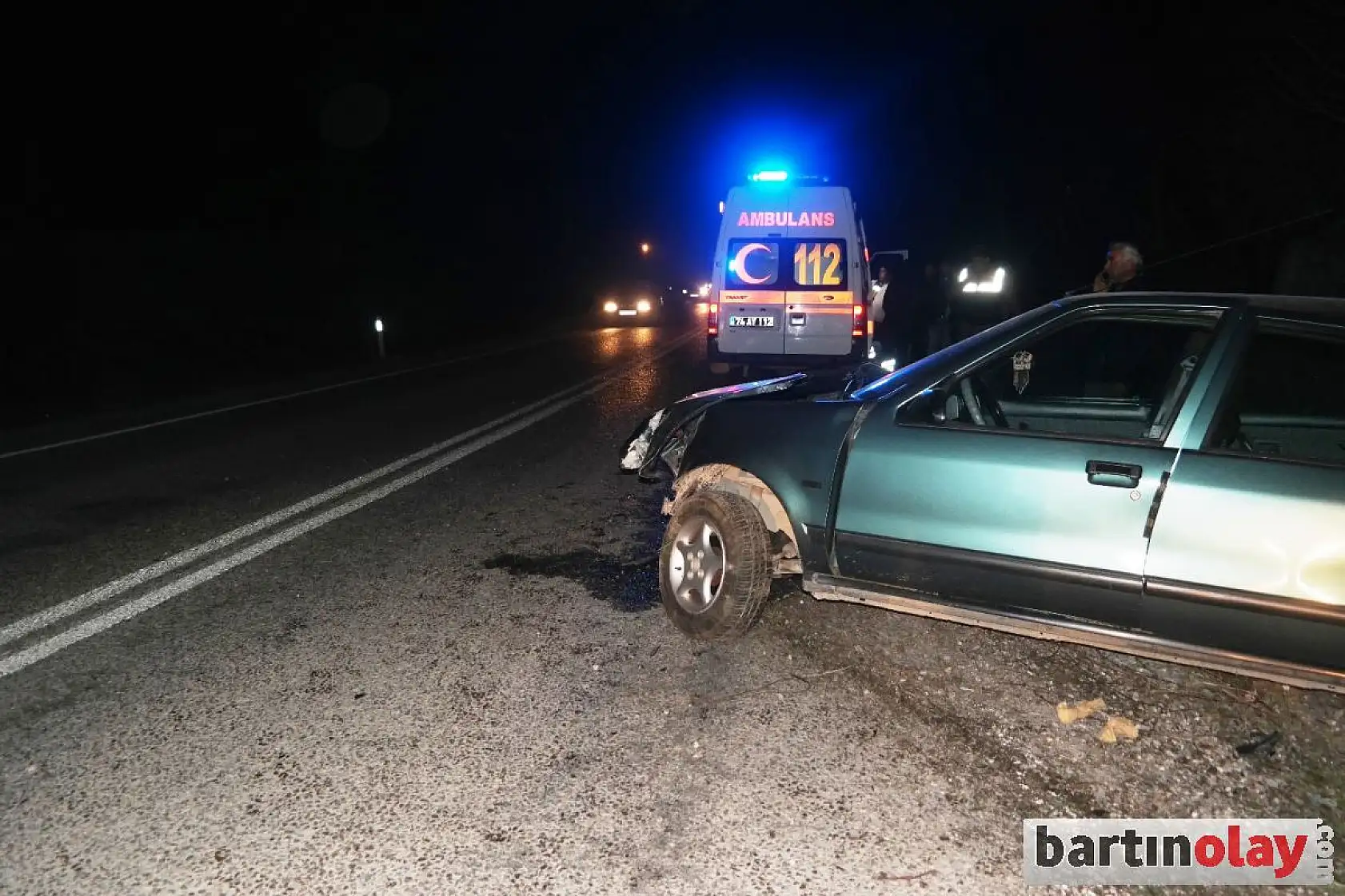 Otomobil duvara çarptı