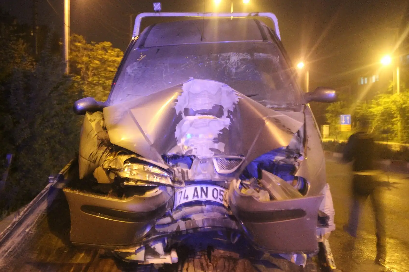 Otomobil Elektrik Direğine Çarptı