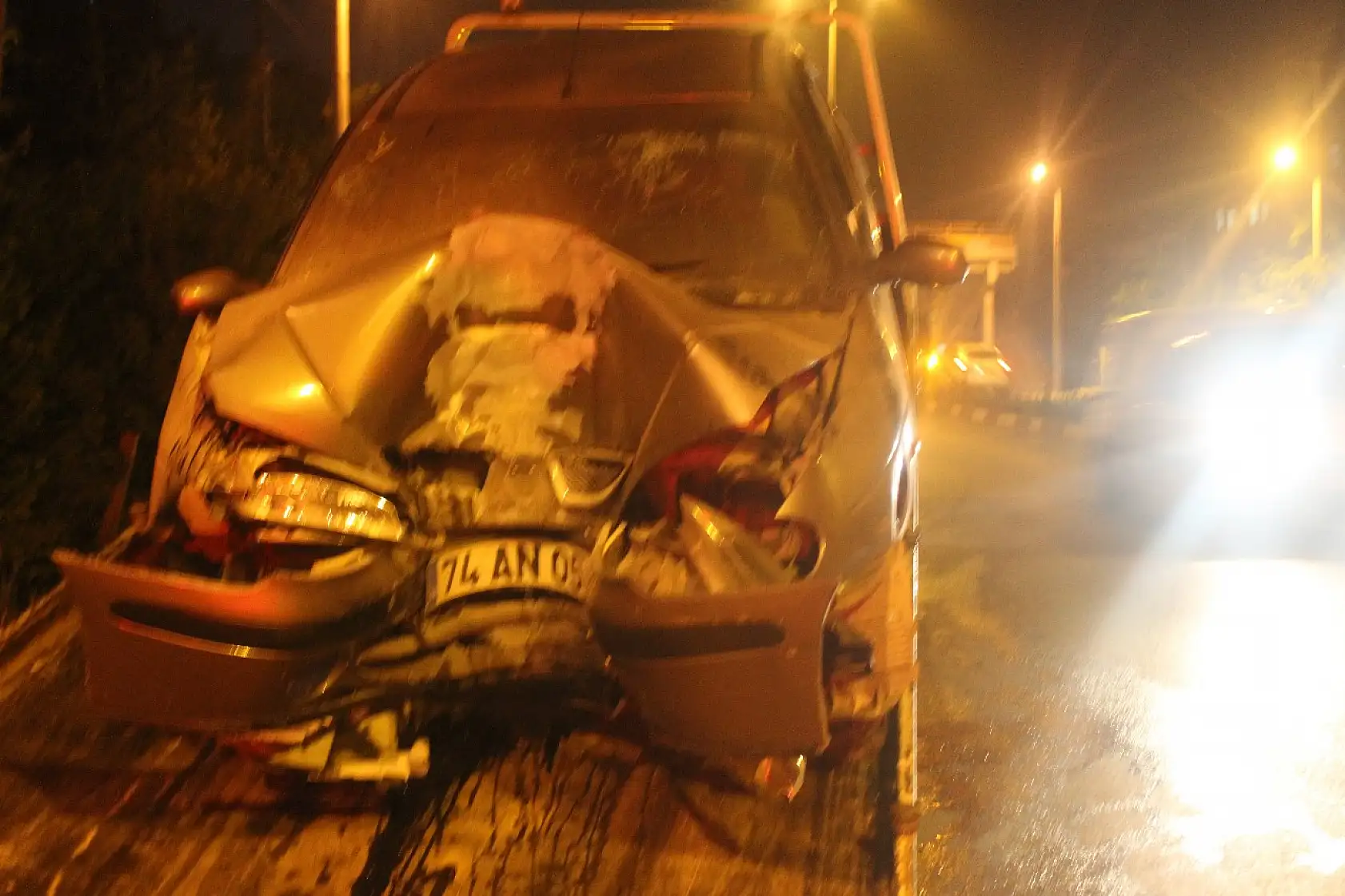 Otomobil Elektrik Direğine Çarptı