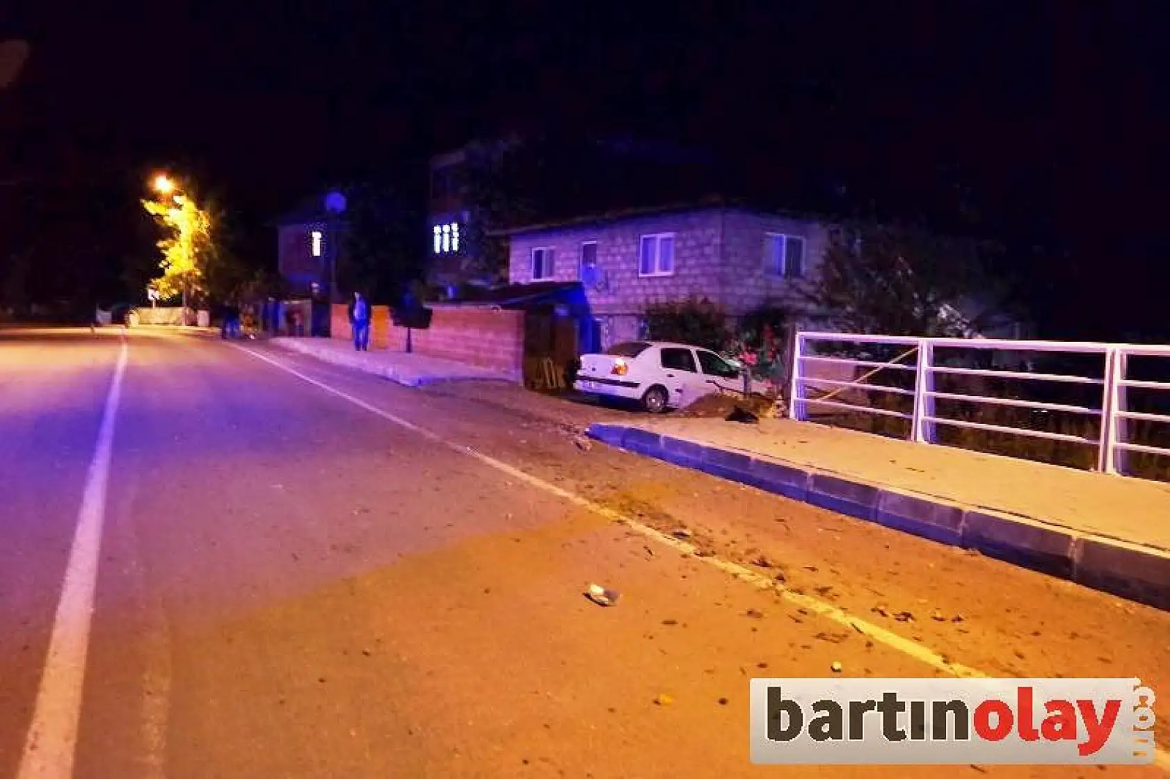 Virajı alamadı, beton duvara çarptı