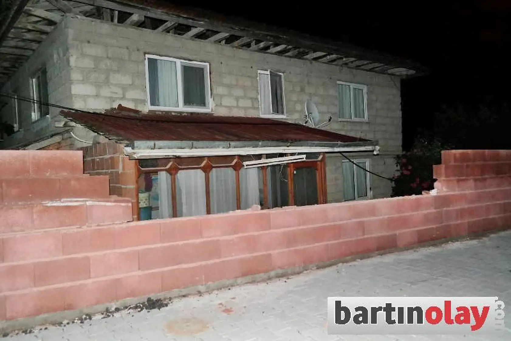 Virajı alamadı, beton duvara çarptı