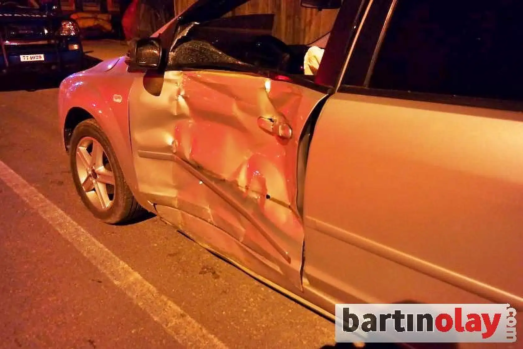 Virajı alamadı, beton duvara çarptı