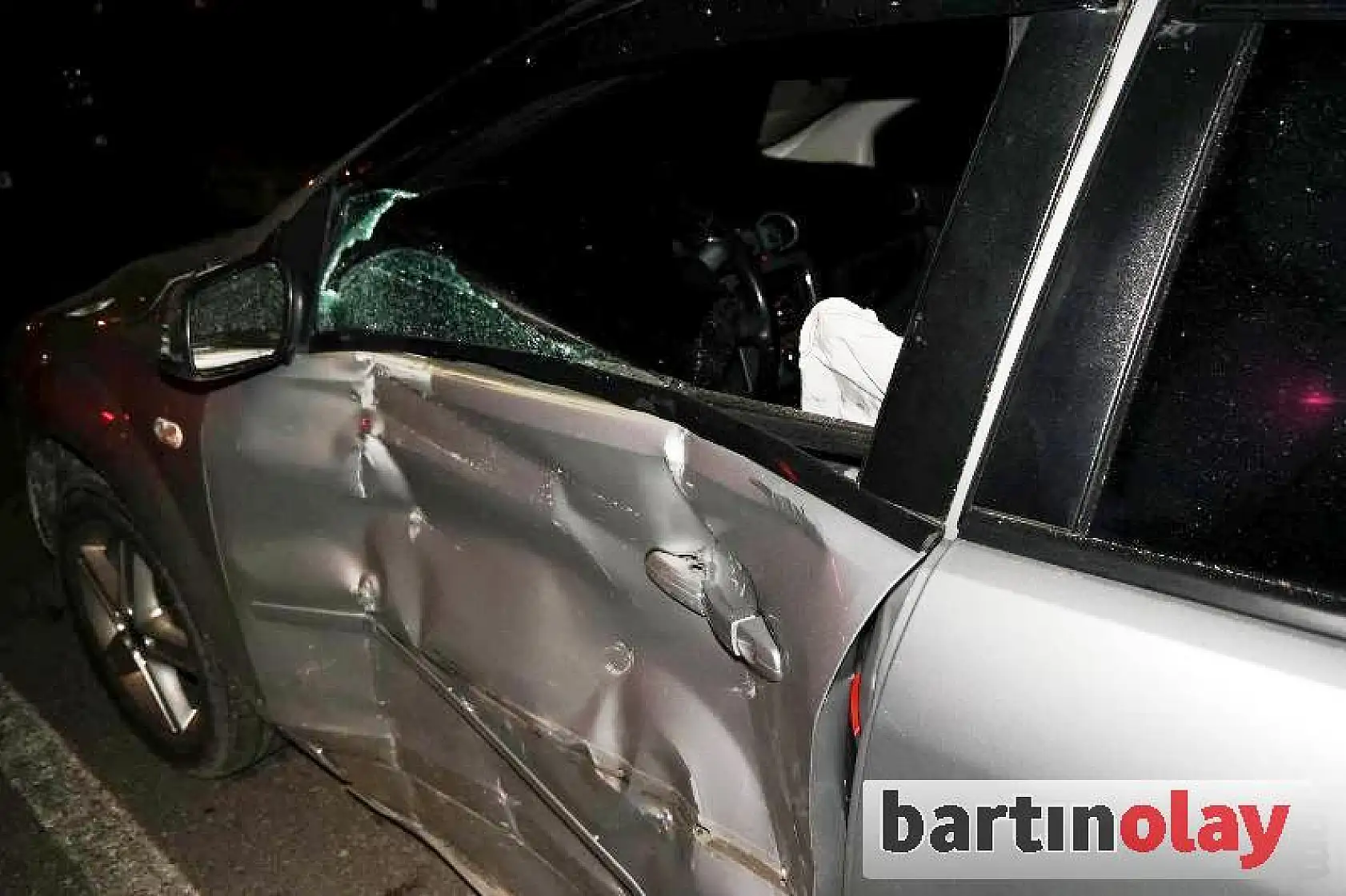 Virajı alamadı, beton duvara çarptı