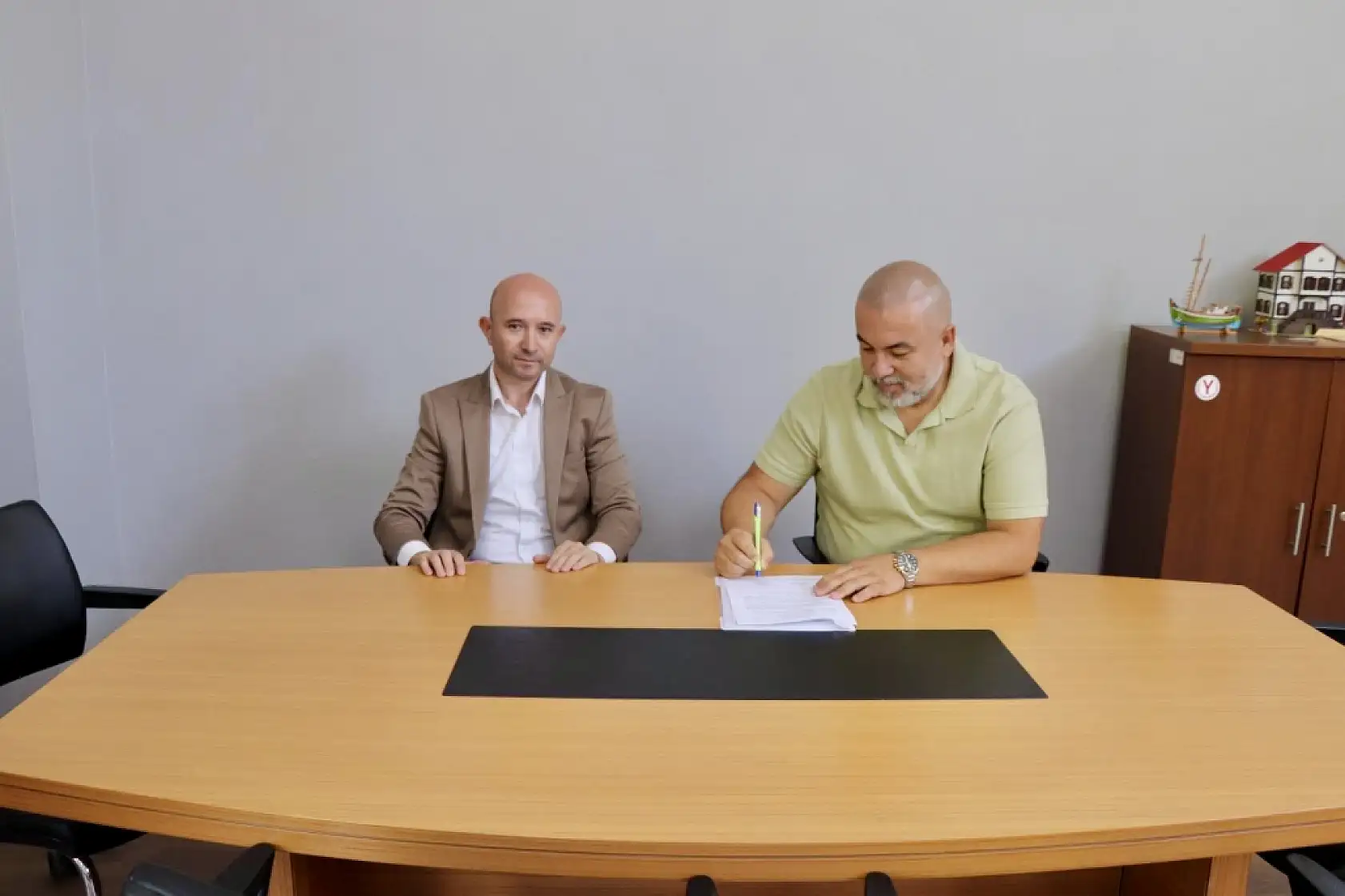 Deniz manzaralı çöplükte çalışma