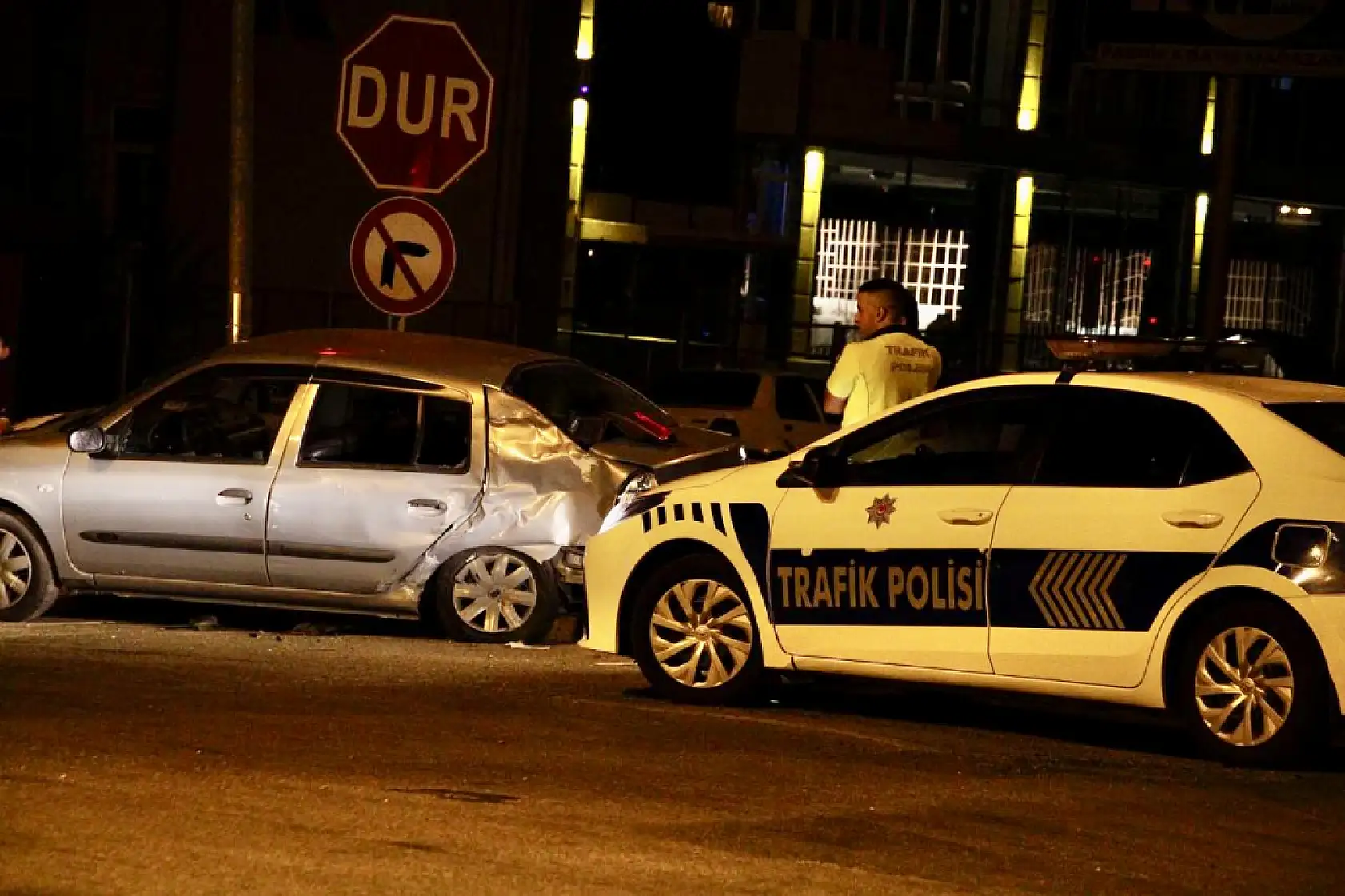 Otobüs ile otomobil çarpıştı
