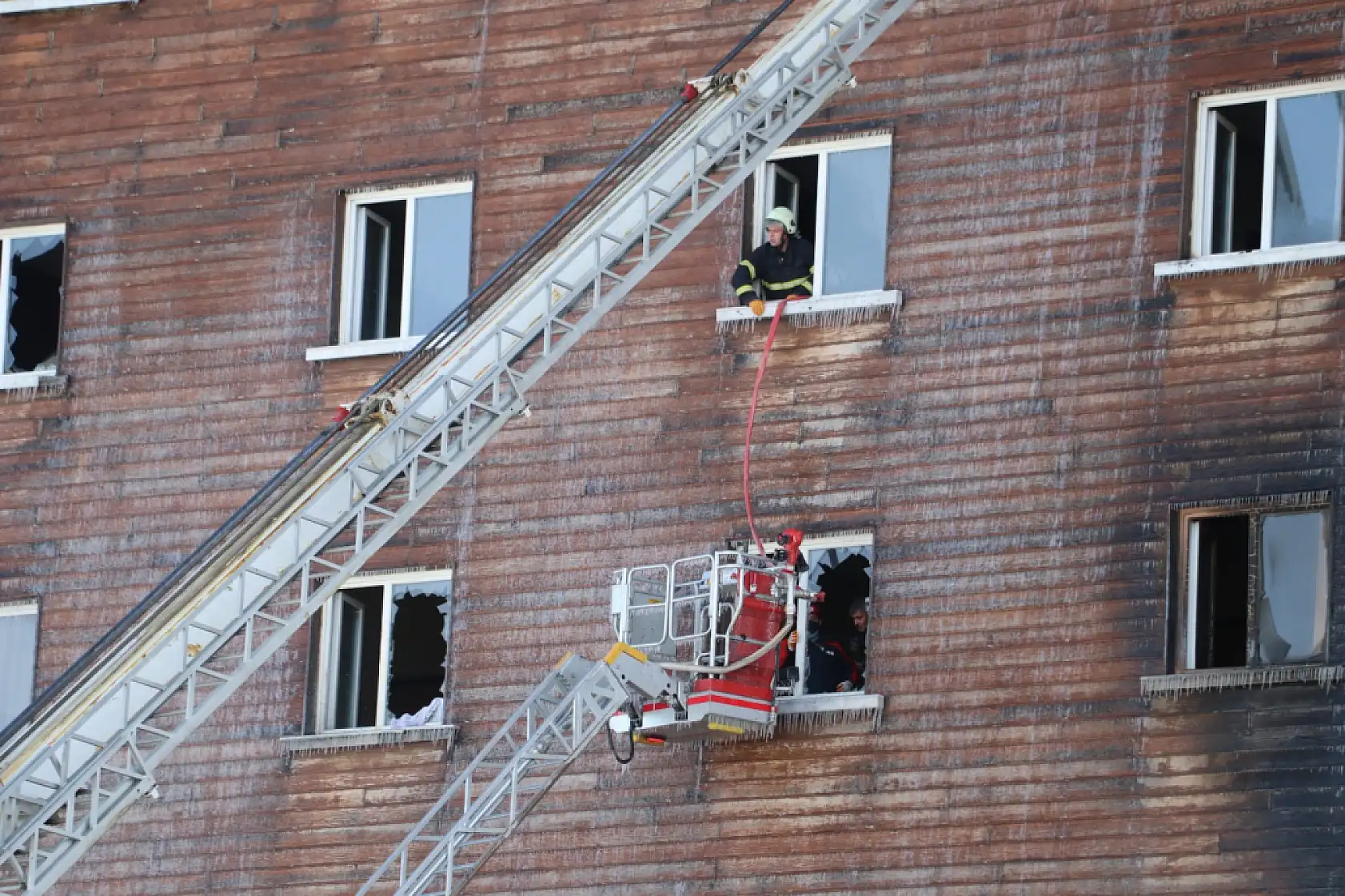 Pencerelerden çarşaflarla inmeye çalıştılar