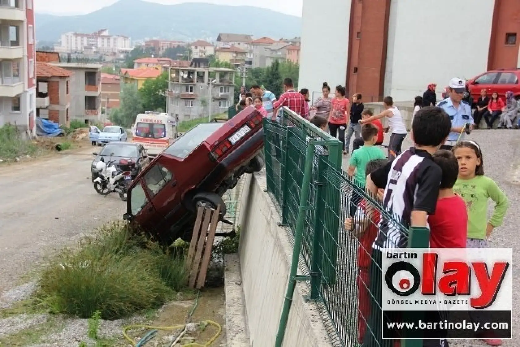 Otomobil Alt Yola Uçtu