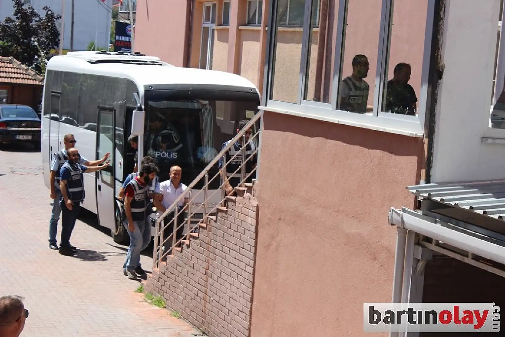 Bartın'da 12 polis tutuklandı