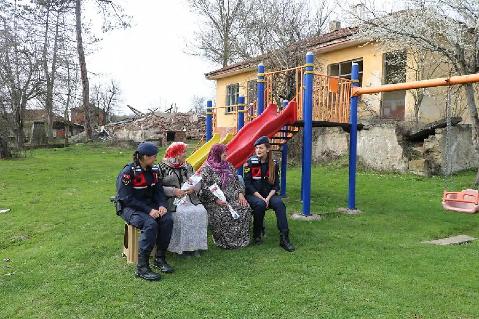 Jandarmanın meleklerinden kadınlara sürpriz