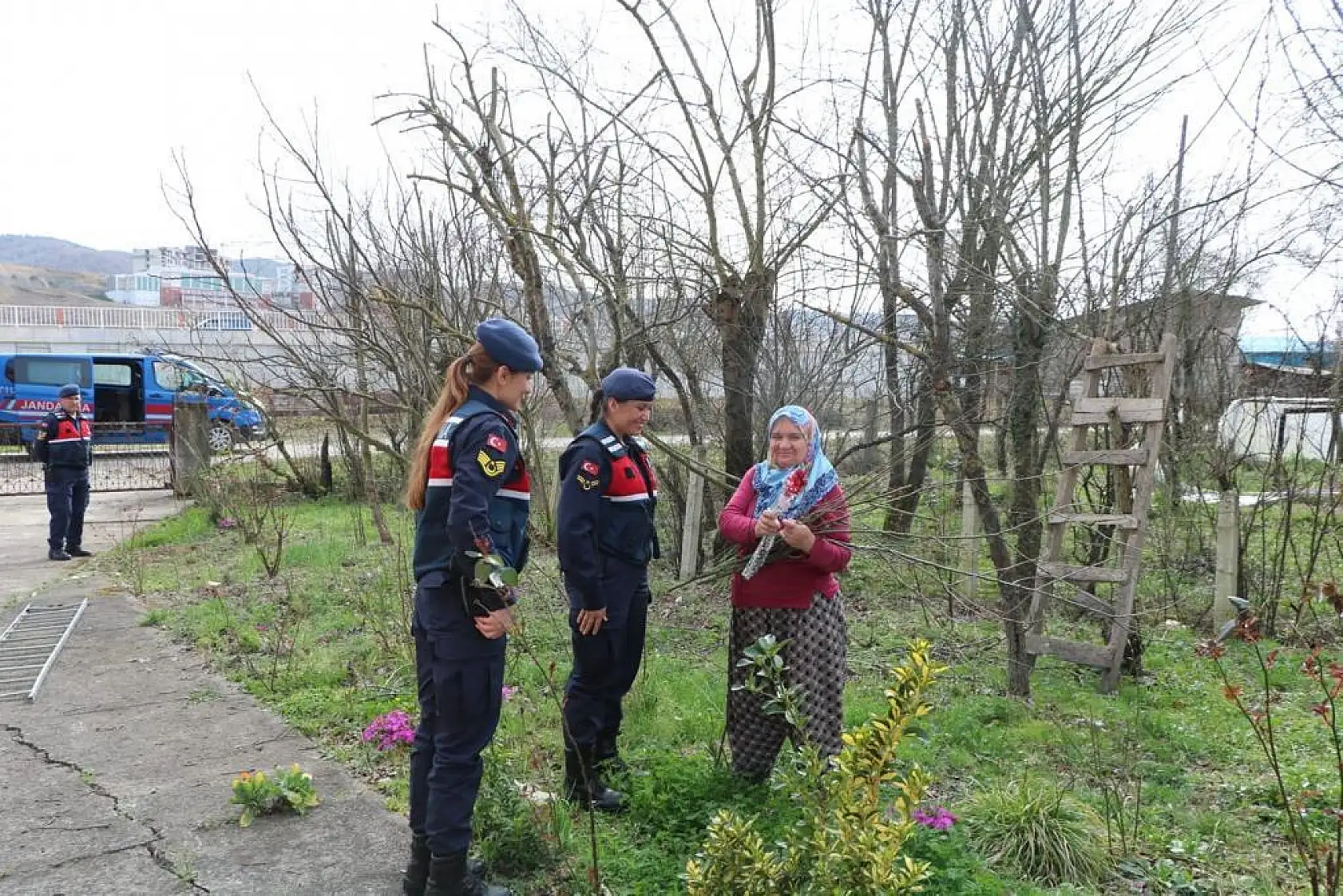 Jandarmanın meleklerinden kadınlara sürpriz