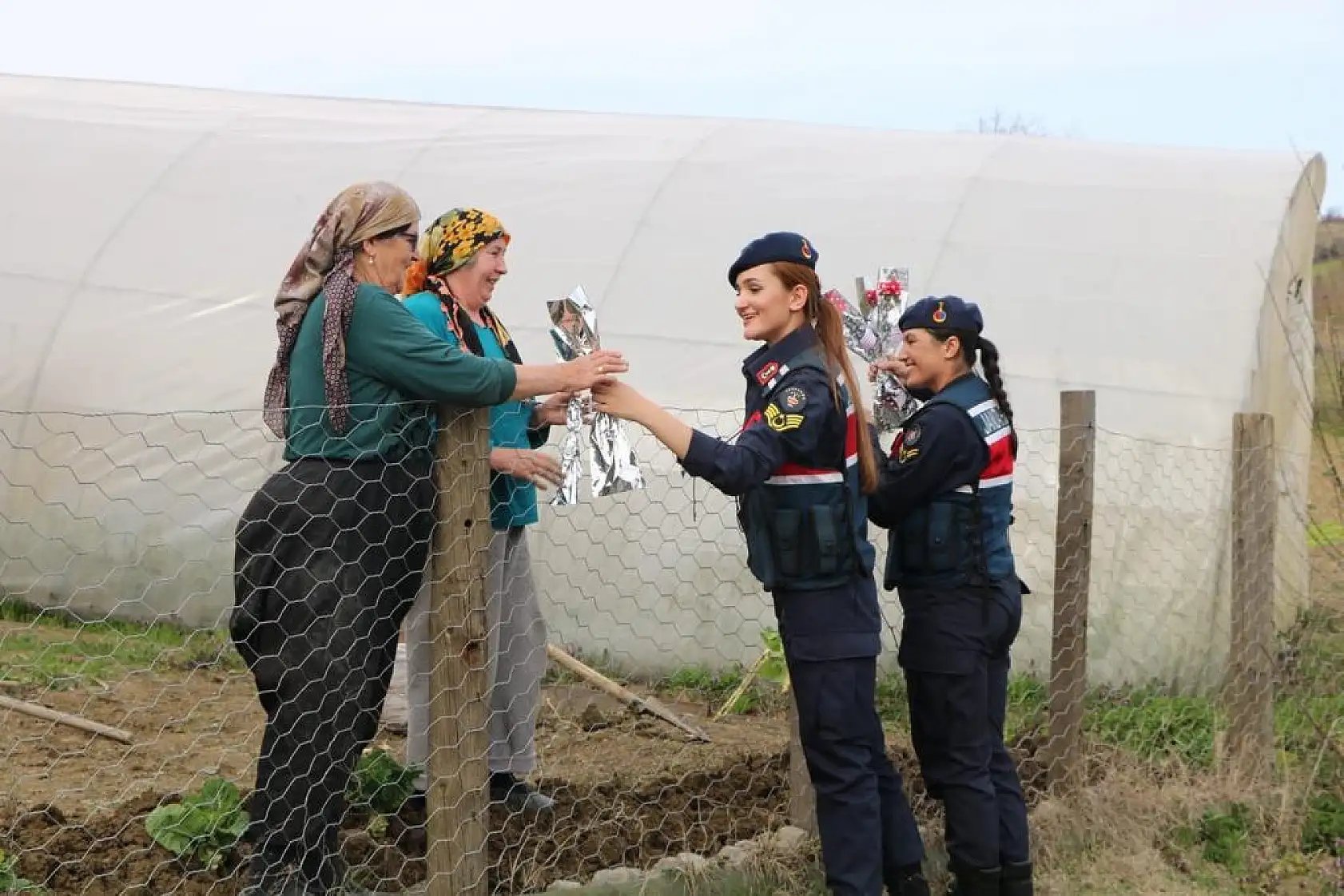 Jandarmanın meleklerinden kadınlara sürpriz