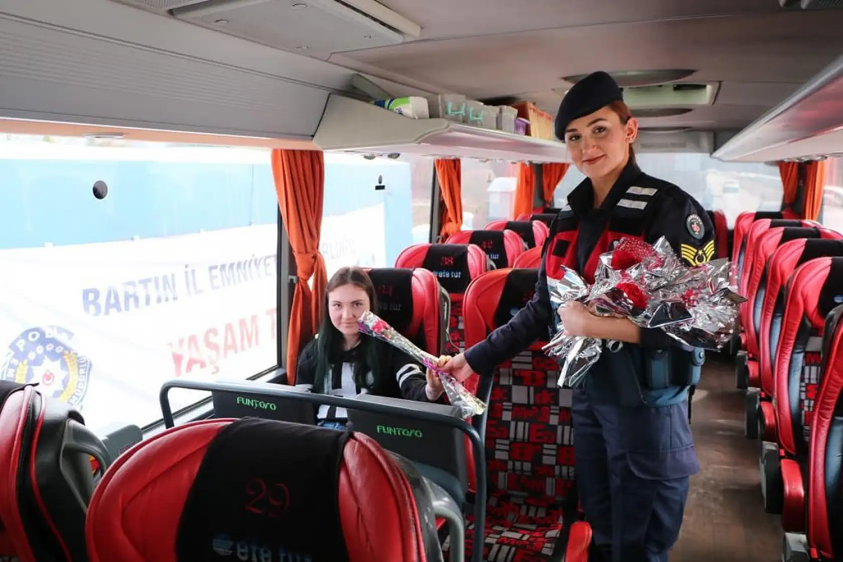 Jandarmanın meleklerinden kadınlara sürpriz