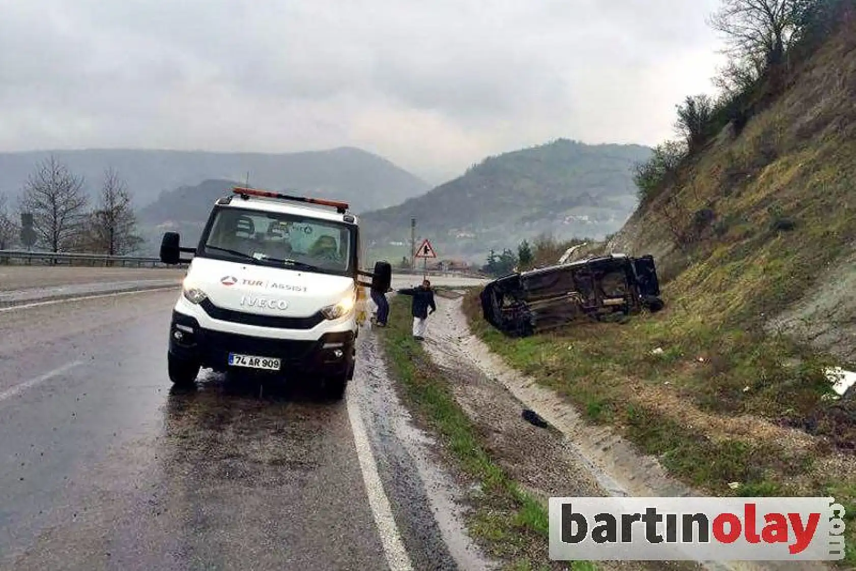 Otomobil Kaygan Yolda Takla attı