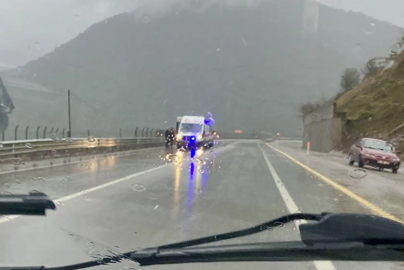 Otomobil Ambulans ile çarpıştı