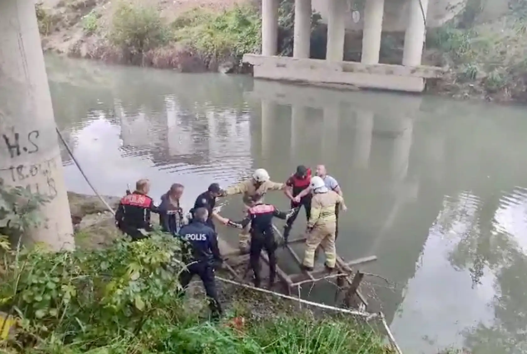 Irmağa atladı, ekipleri harekete geçirdi