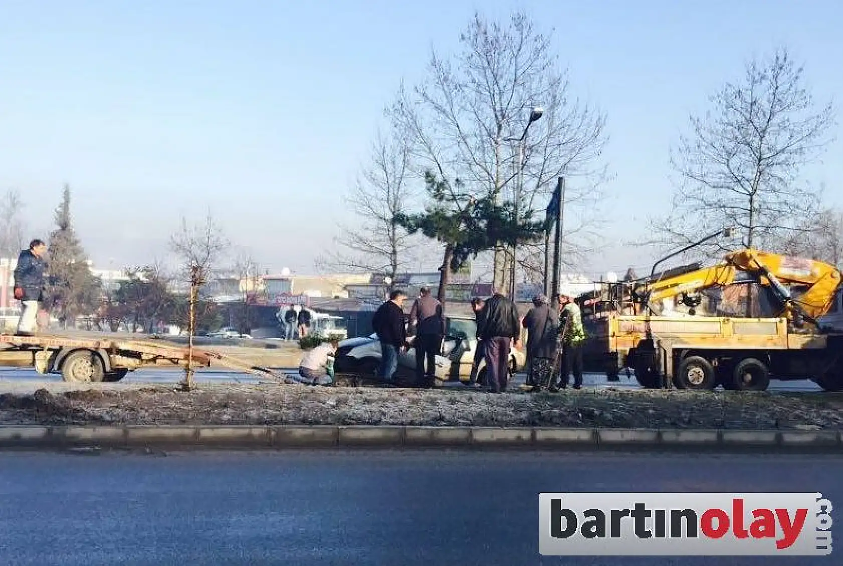 Otomobil buz tutan yolda takla attı