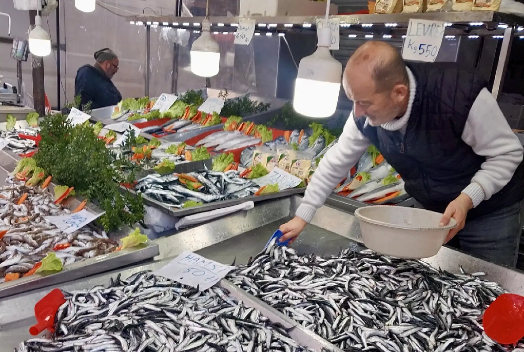 Oynuyor balık, tezgahlar kalabalık